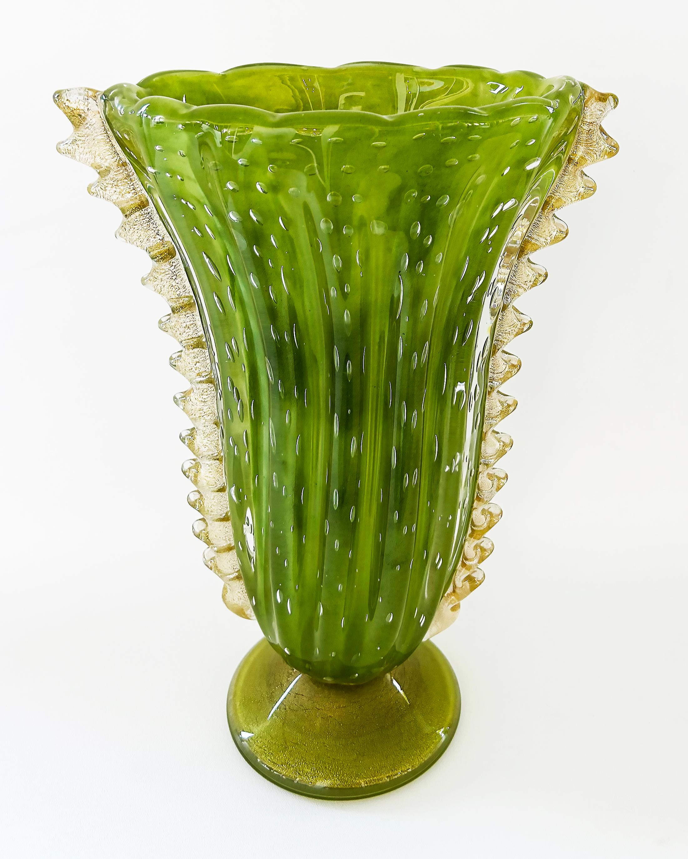Barovier&Toso Murano Glass Bullicante Green Vase, Gold Infused Fins, Italy  In Good Condition In Miami, FL