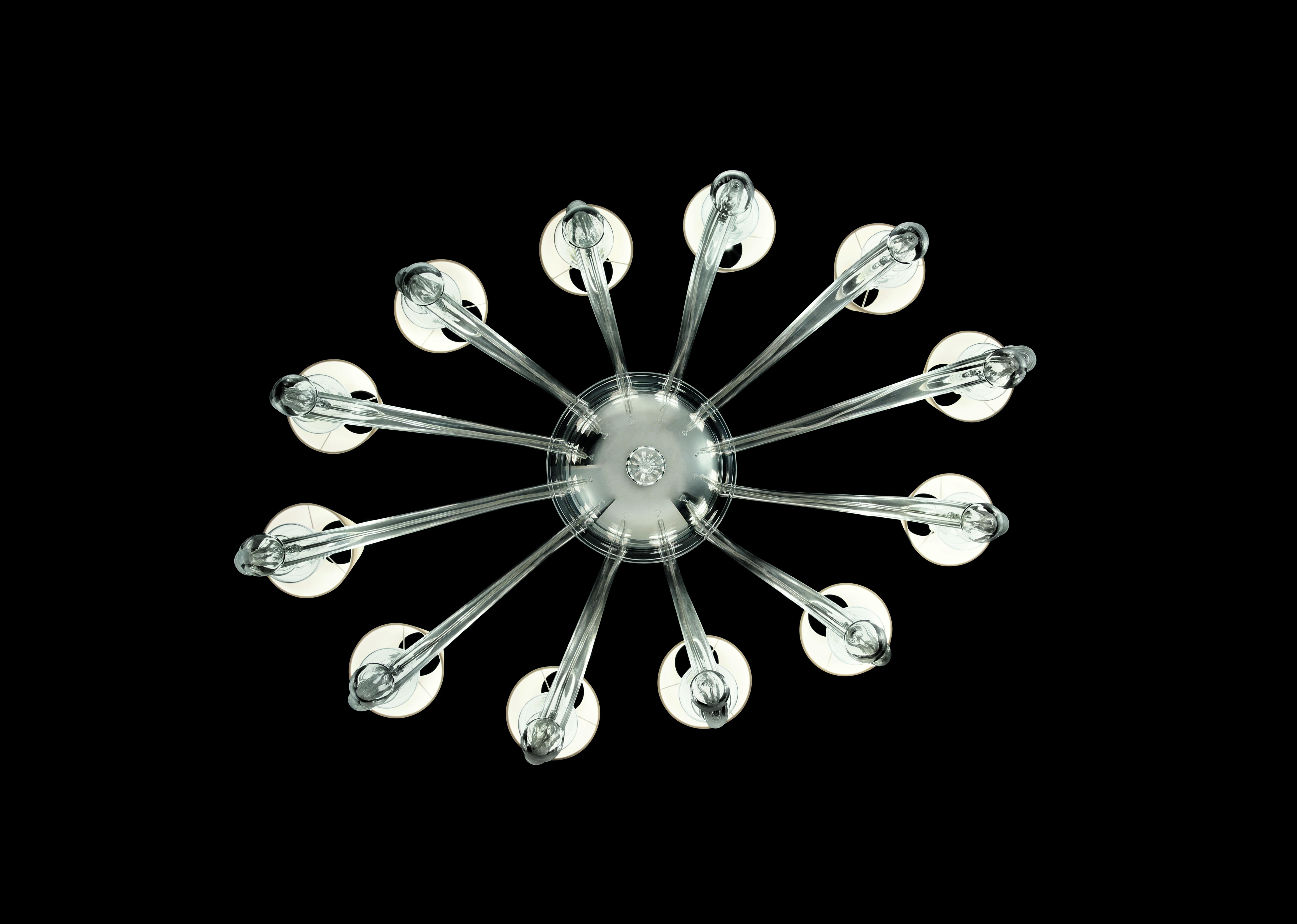 Trasparenza e leggerezza. Grazie alle ampie curve dei bracci, alle ogive soffiate a bocca allineate in serie e ai pendenti a forma di goccia di dimensioni extra, i lampadari appaiono estremamente leggeri e delicati. Questa è l'unica collezione che