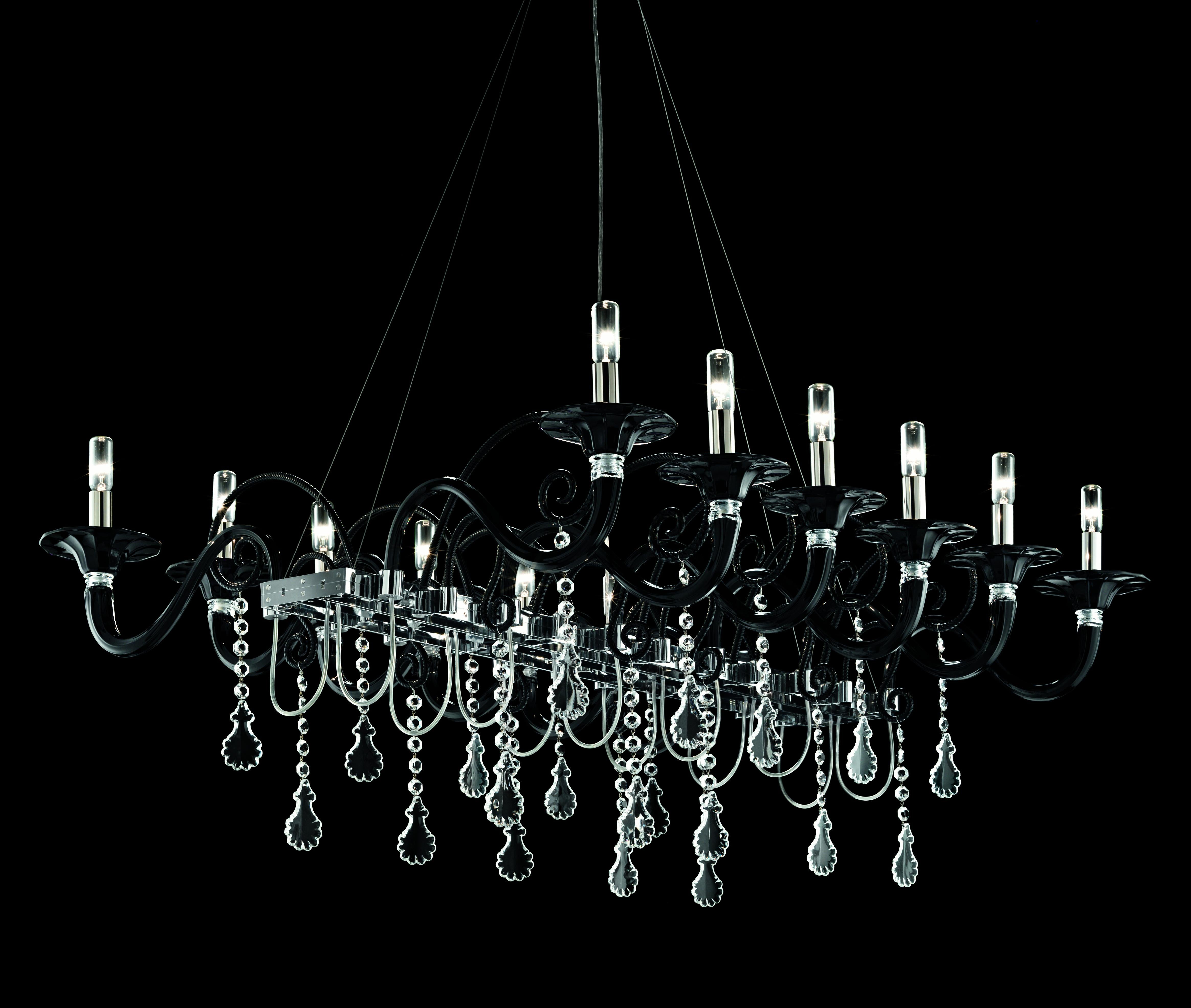 An unusual chandelier, where the arms are arranged horizontally and do not gravitate around a center – as is usually the case. The designer reinterprets this historical model from Barovier&Toso collections giving it a new shape and using modern