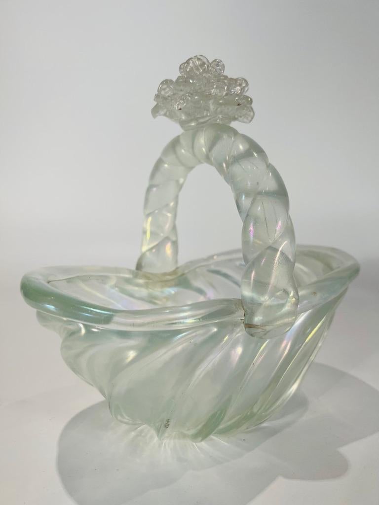 Milieu du XXe siècle Barovier&Toso - Corbeille en verre de Murano irisée, circa 1950 en vente