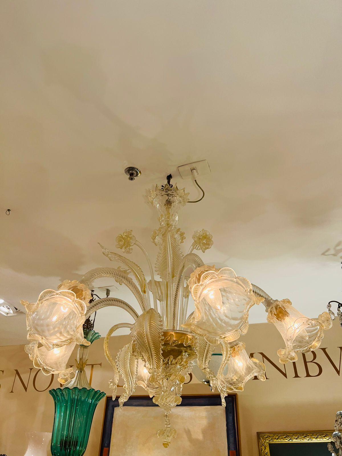 Barovier&Toso Murano glass Pair (2) chandeliers with gold and flowers circa 1950 In Good Condition For Sale In Rio De Janeiro, RJ