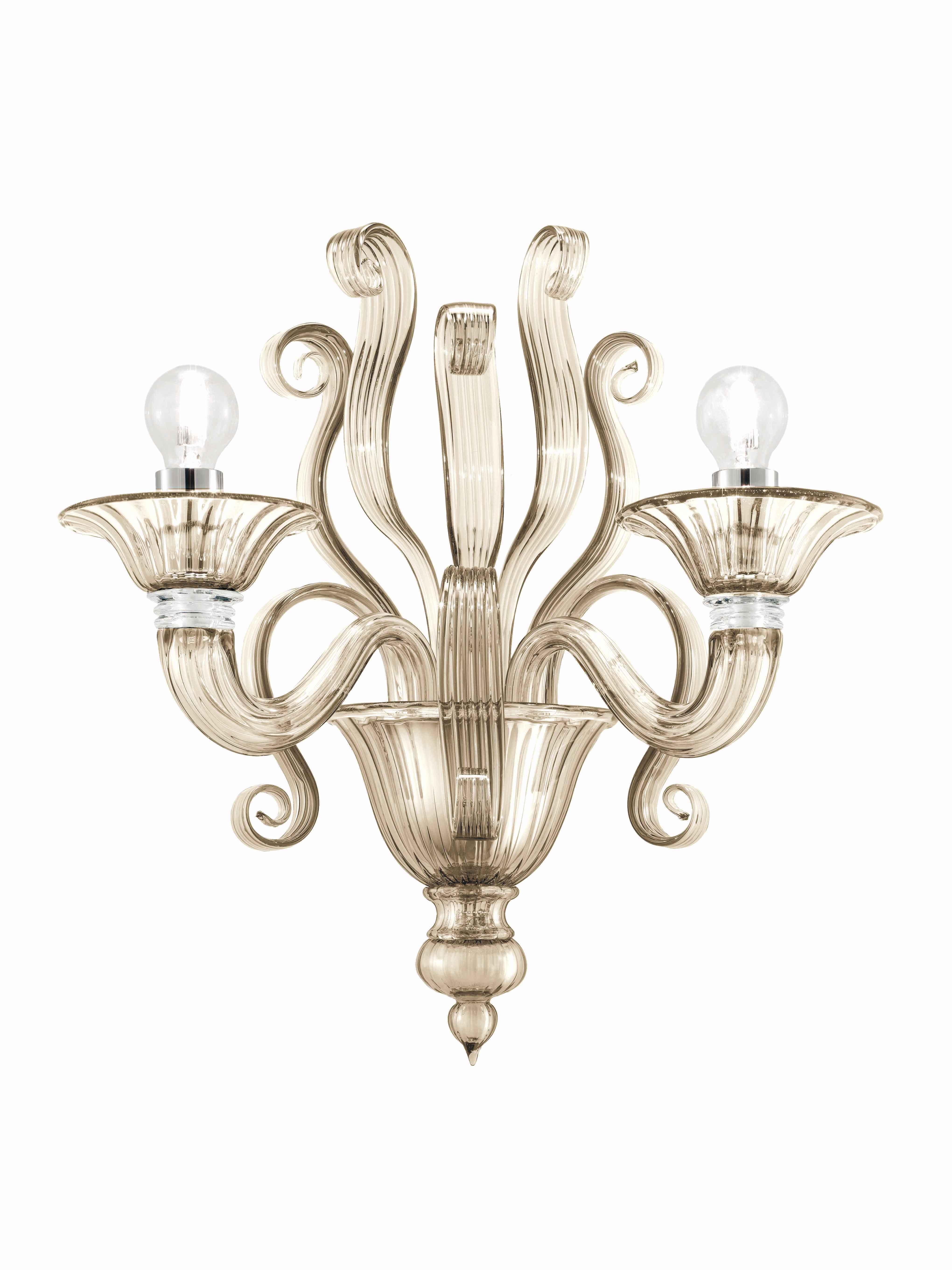 Una collezione di applique da parete caratterizzata da un design sinuoso e armonioso che richiama elementi naturali grazie alle decorazioni che riproducono foglie delicatamente incurvate ai bordi.
