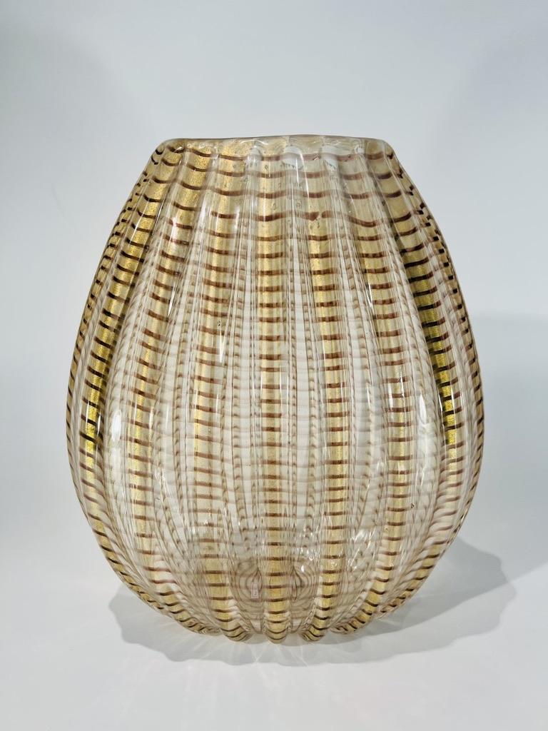 Incroyable grand vase de Murano par Barovier&Toso avec série de cordons dorés circa 1948.