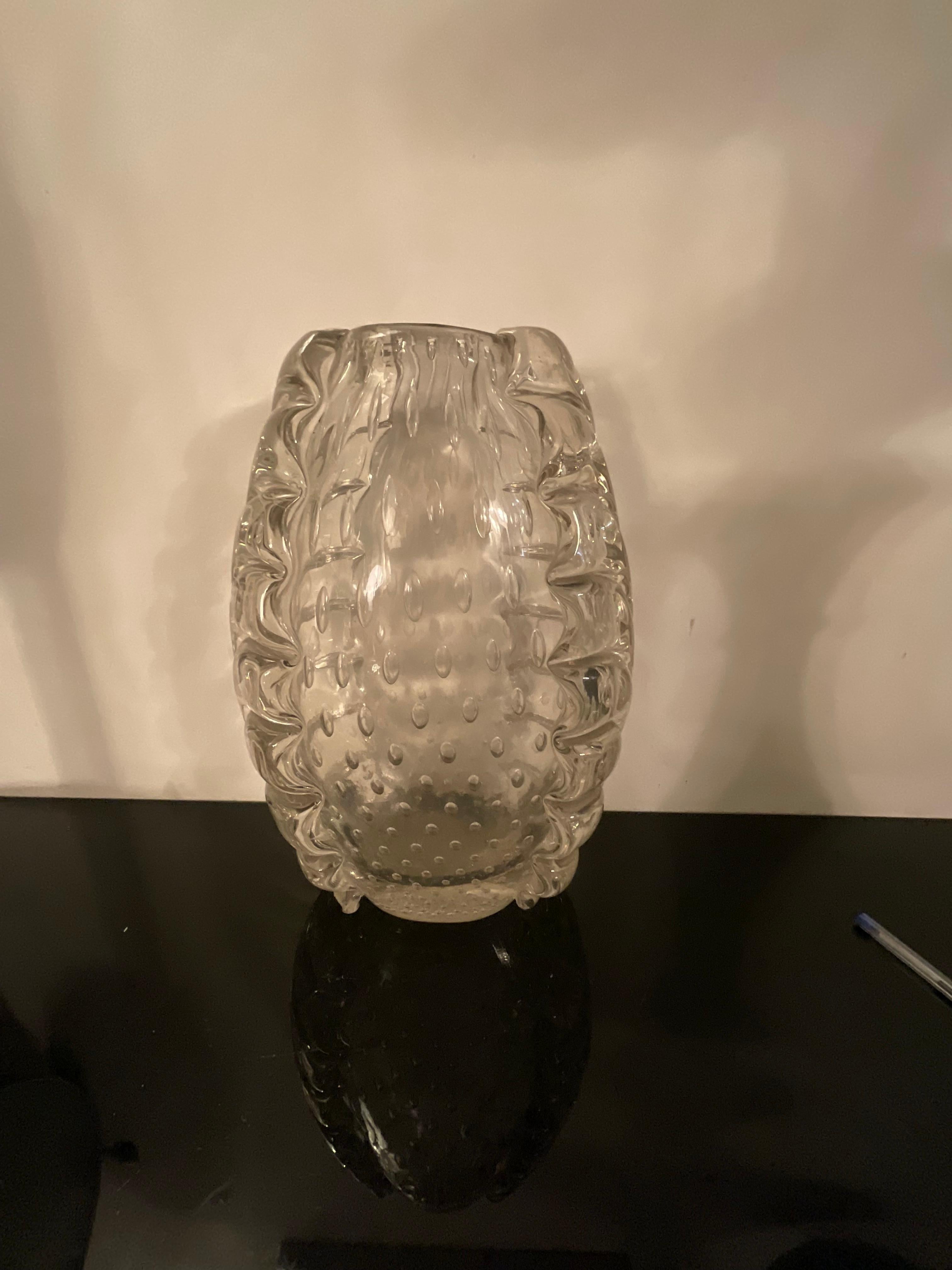 Barovier & Toso, importante vaso in vetro pesante di murano leggermente iridato e con inclusioni di bolle d’aria e grosse costolature laterali a forma di foglie stilizzate .
Originale degli anni 40.
Perfetto stato.