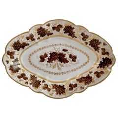Plat en porcelaine Barr Flight & Barr, motif de vignes brunes, Régence 1804-1813