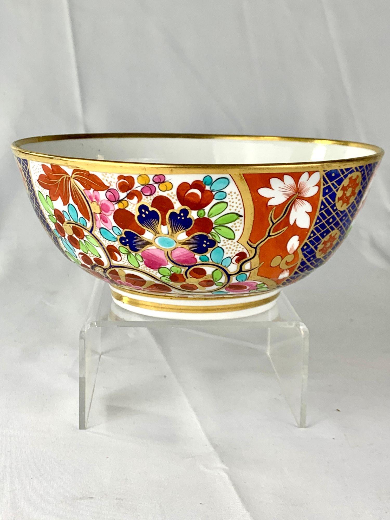 Diese exquisite Porzellanschale wurde von Barr, Flight & Barr in der Fabrik in Worcester um 1810 handbemalt.
Es zeichnet sich durch ein lebendiges Design im englischen Imari-Stil aus, das große stilisierte Blumen, Gartenzäune, Felsen und einen