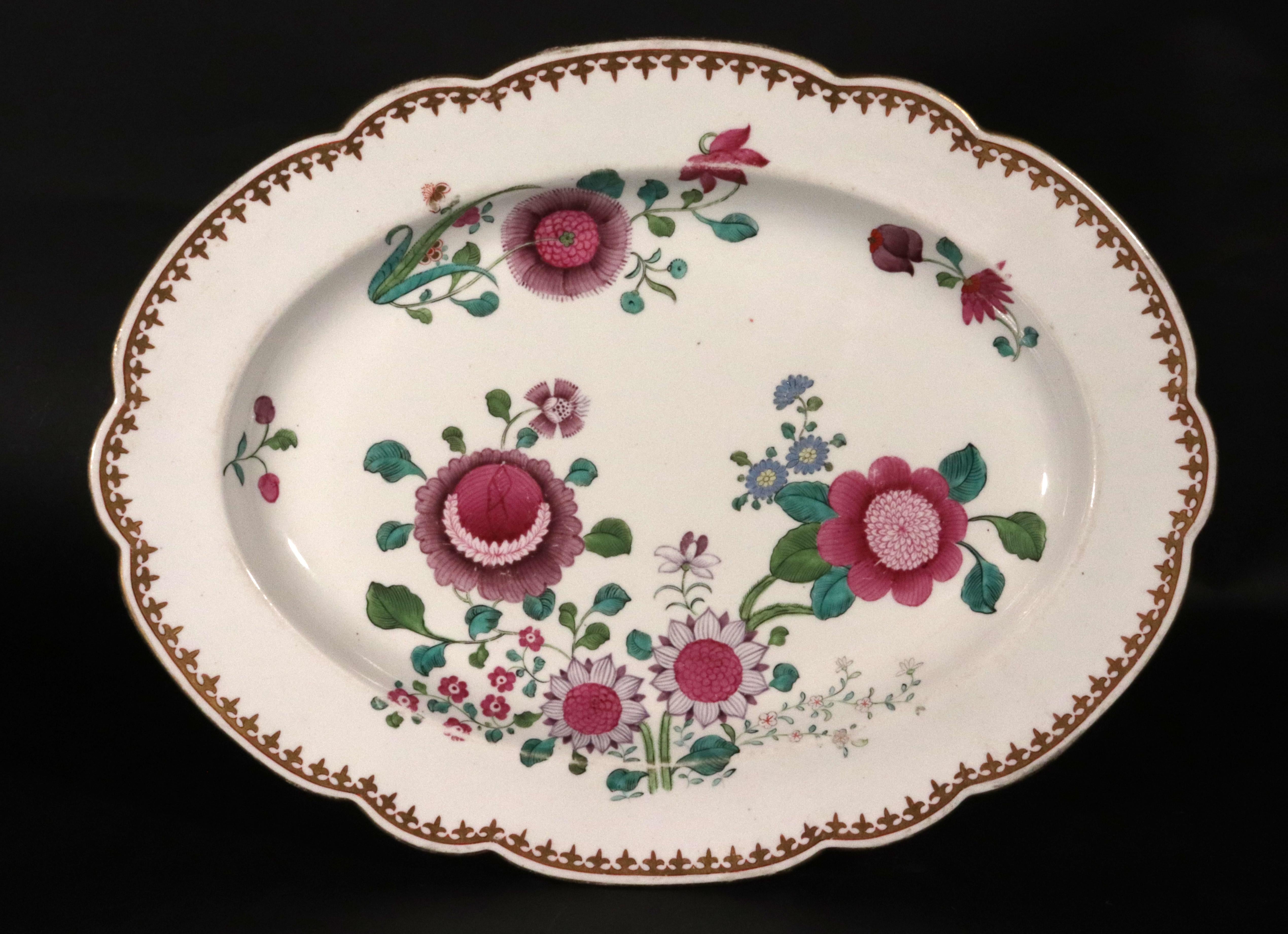 Barr, Flight & Barr Worcester Plat de service en porcelaine
Famille Rose Goût, 
Circa 1804-13

Un beau plat de service ovale produit par l'estimée usine Barr, Flight & Barr. Cette pièce a été fabriquée de manière experte pour remplacer un service en