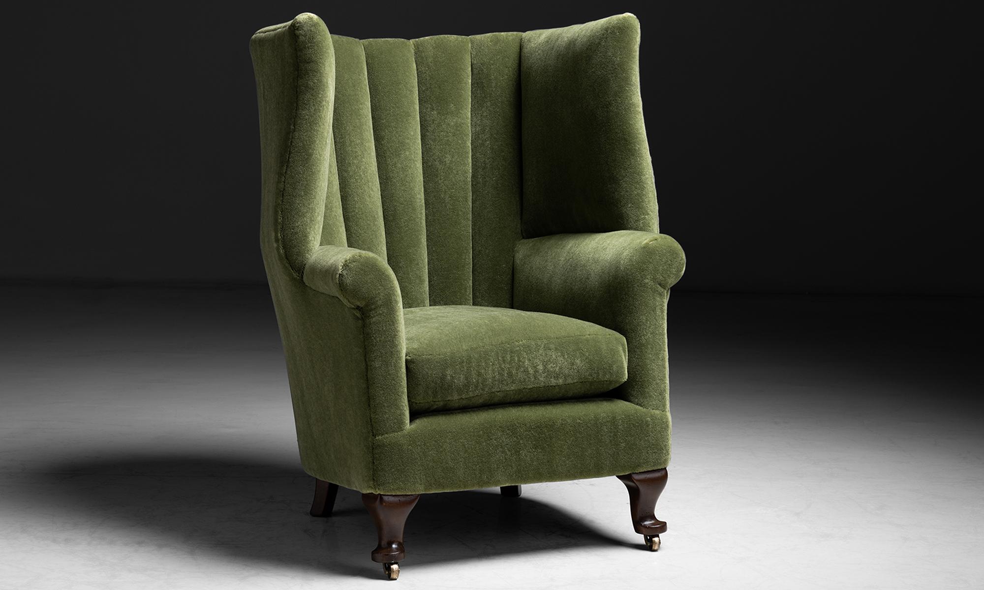 Barrel Back Armchair in Teddy Mohair by Pierre Frey, England circa 1850

Newly upholstered with cabriole mahogany legs on original brass casters.

Measures: 33”W x 33”D x 43”H x 20”seat.