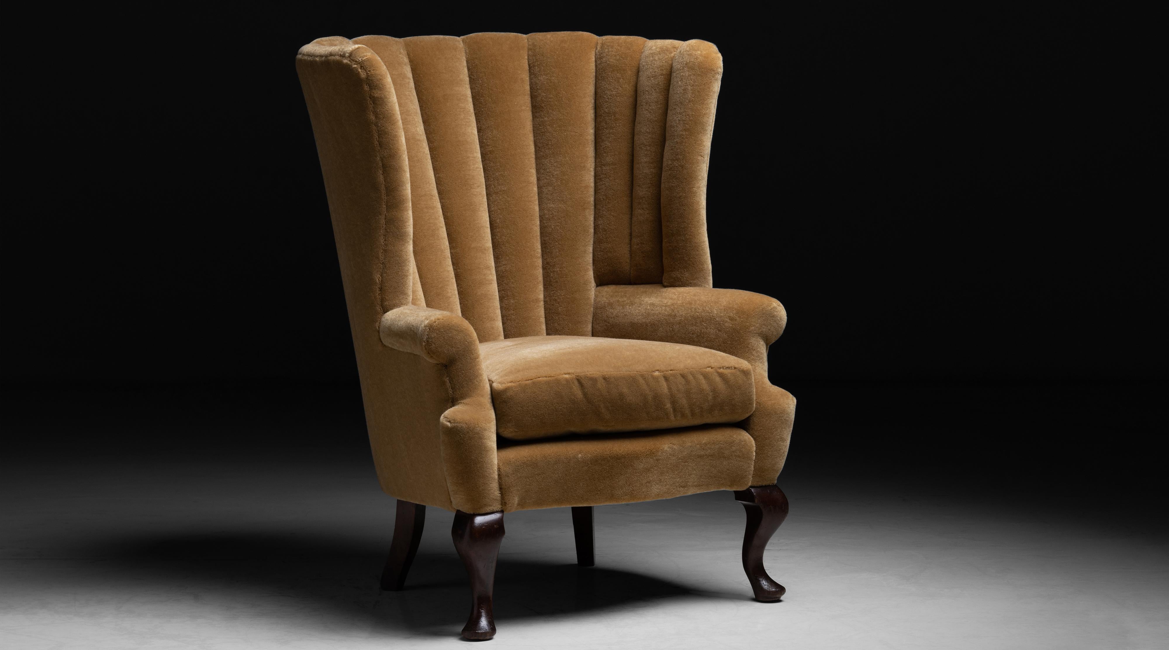 Barrel Back Armchair in Teddy Mohair by Pierre Frey, England circa 1850

Newly upholstered barrel back chair with cabriole mahogany legs.
 
Measures: 30