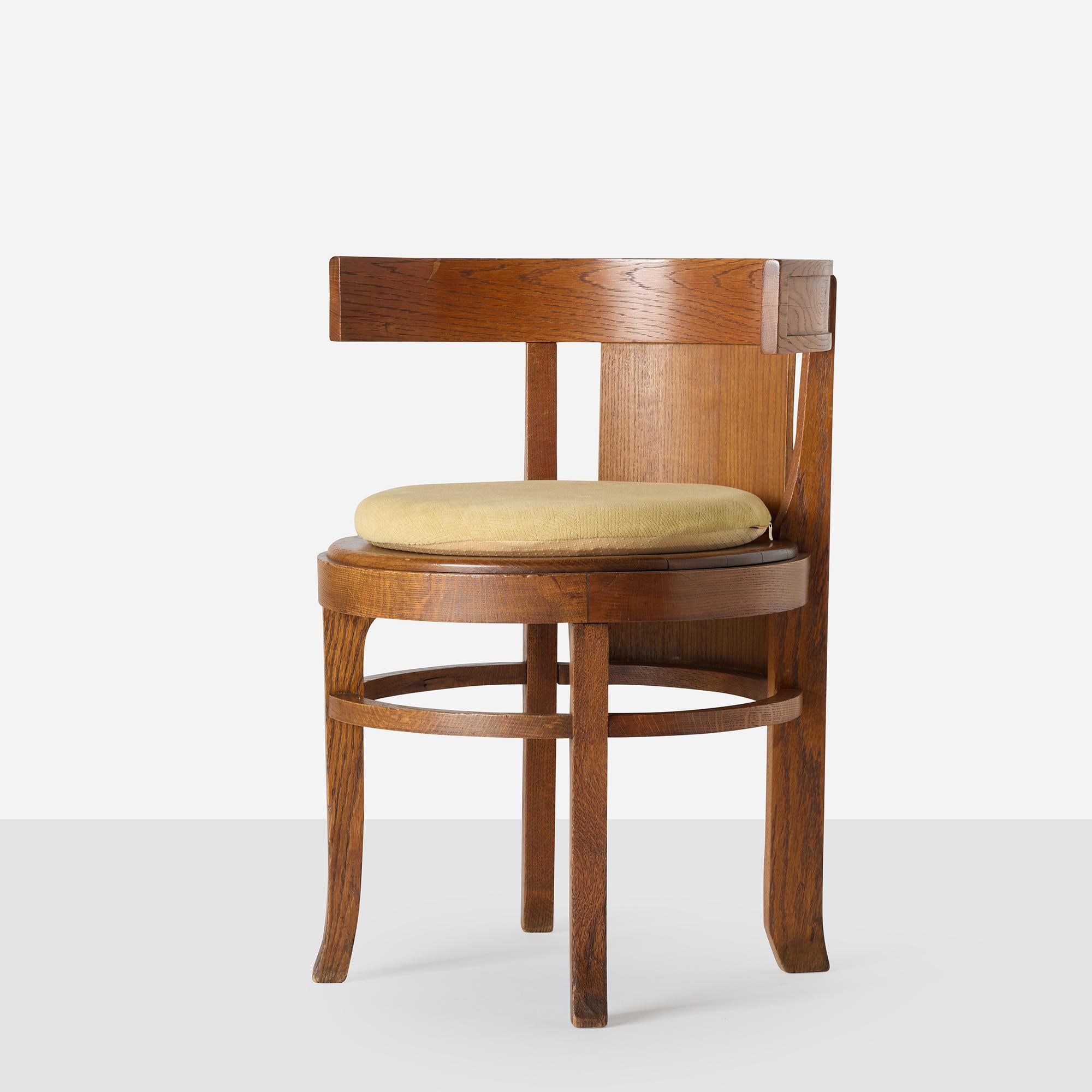 Sedia con schienale a botte della Frank L. Smith Bank di Frank Lloyd Wright
Stati Uniti, 1905

Sedia con schienale a botte progettata da Frank Lloyd Wright per la Frank L. Smith Bank di Dwight, Illinois. Realizzato in quercia con l'uso