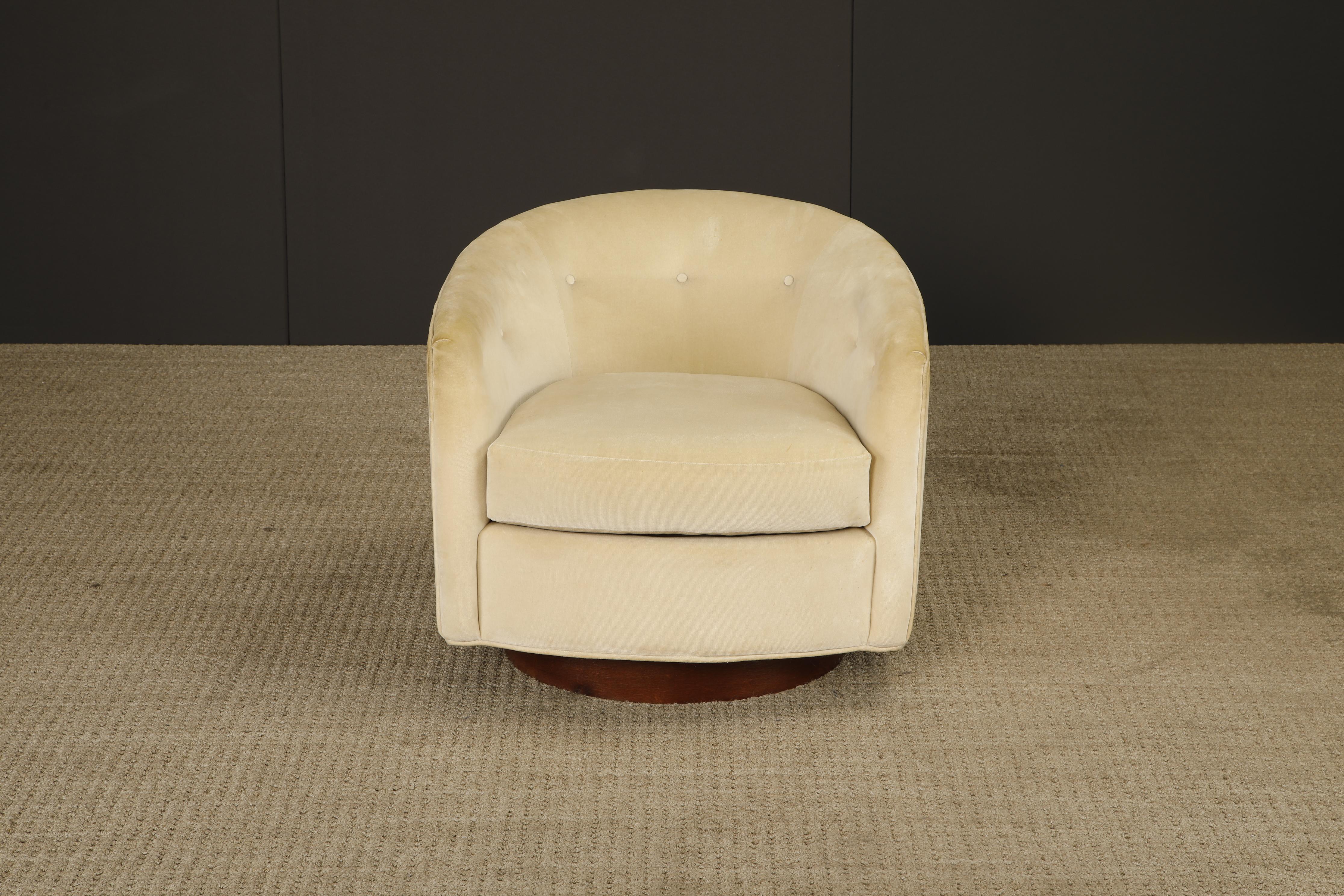 Sedia Club girevole con schienale a botte e base in noce nello stile di Milo Baughman, anni '70 in vendita 3