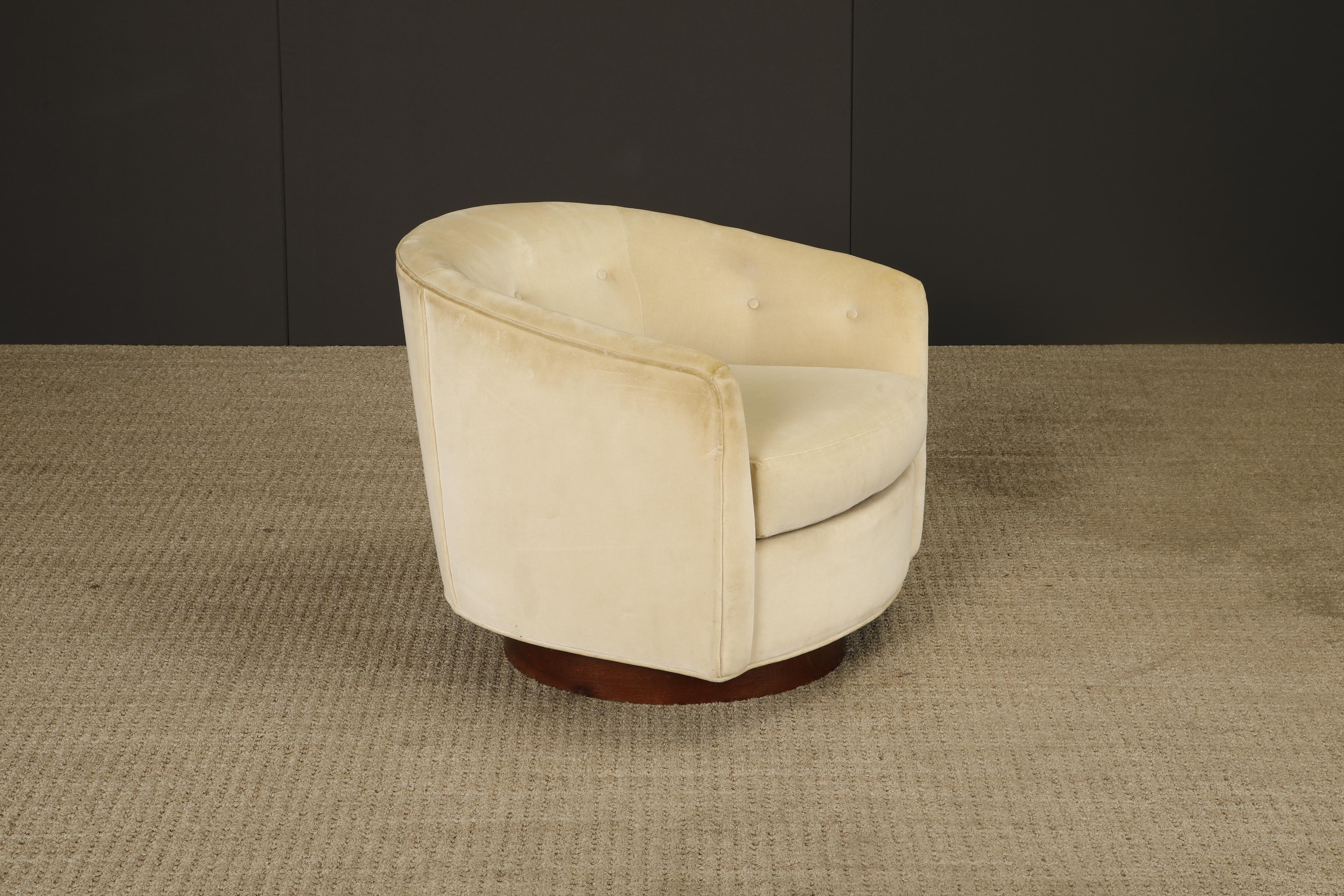 Sedia Club girevole con schienale a botte e base in noce nello stile di Milo Baughman, anni '70 in vendita 4