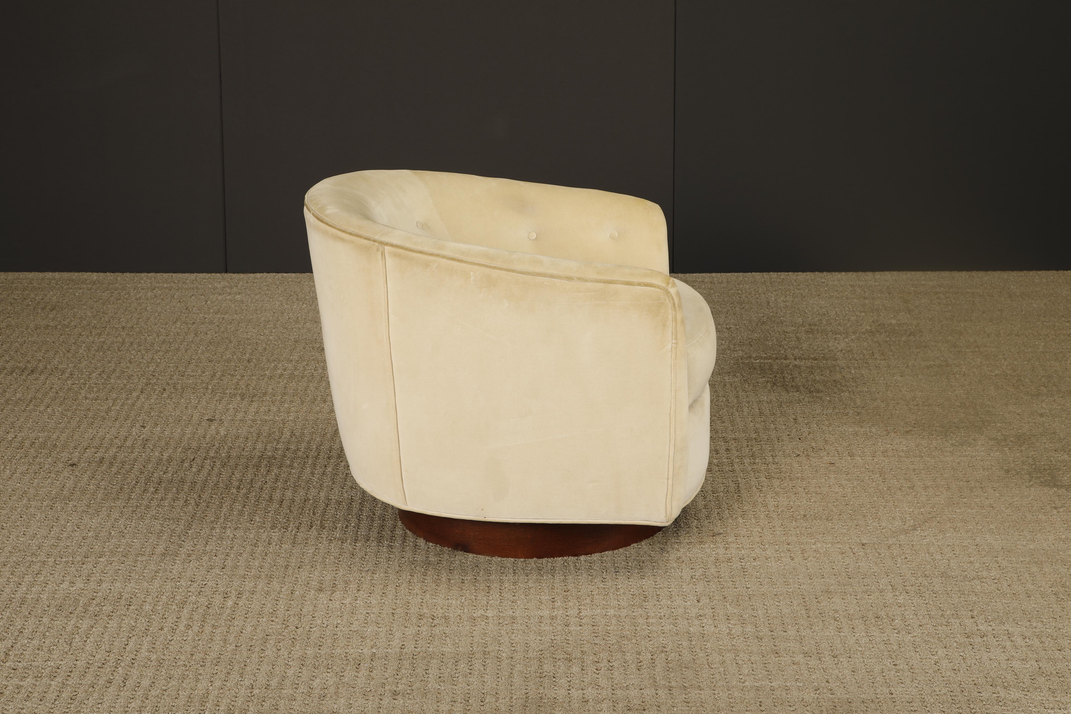 Sedia Club girevole con schienale a botte e base in noce nello stile di Milo Baughman, anni '70 in vendita 5