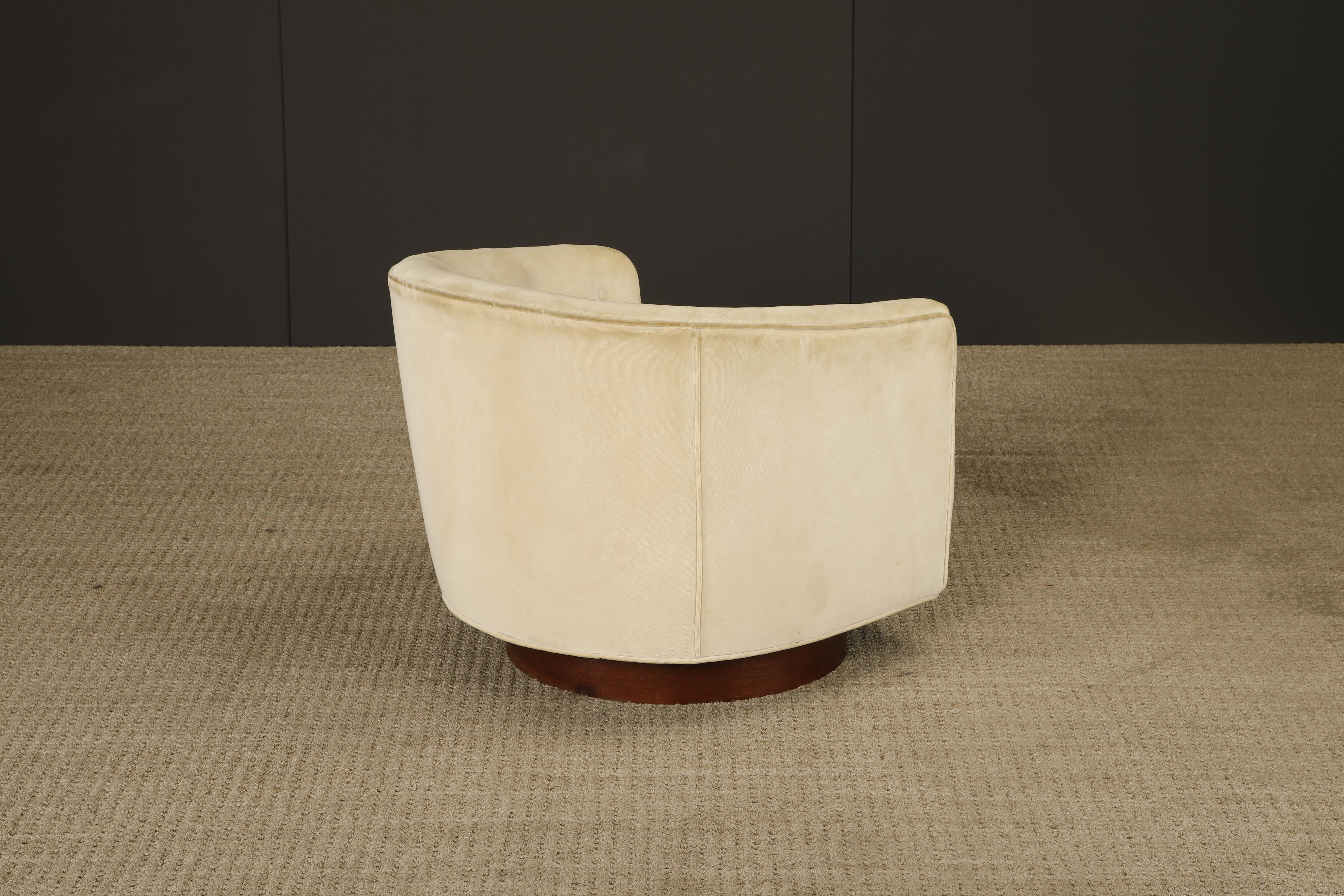 Sedia Club girevole con schienale a botte e base in noce nello stile di Milo Baughman, anni '70 in vendita 6