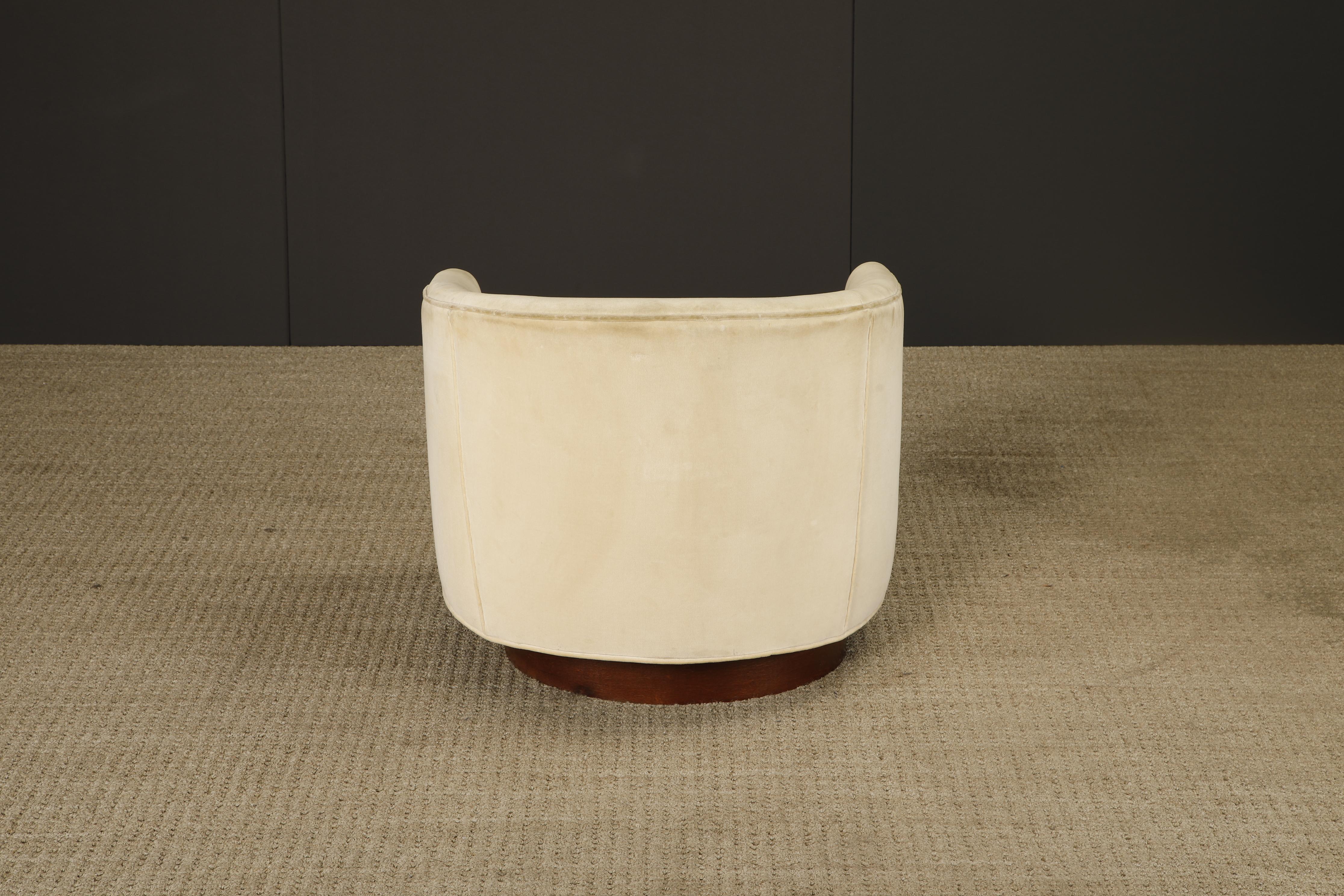 Sedia Club girevole con schienale a botte e base in noce nello stile di Milo Baughman, anni '70 in vendita 7