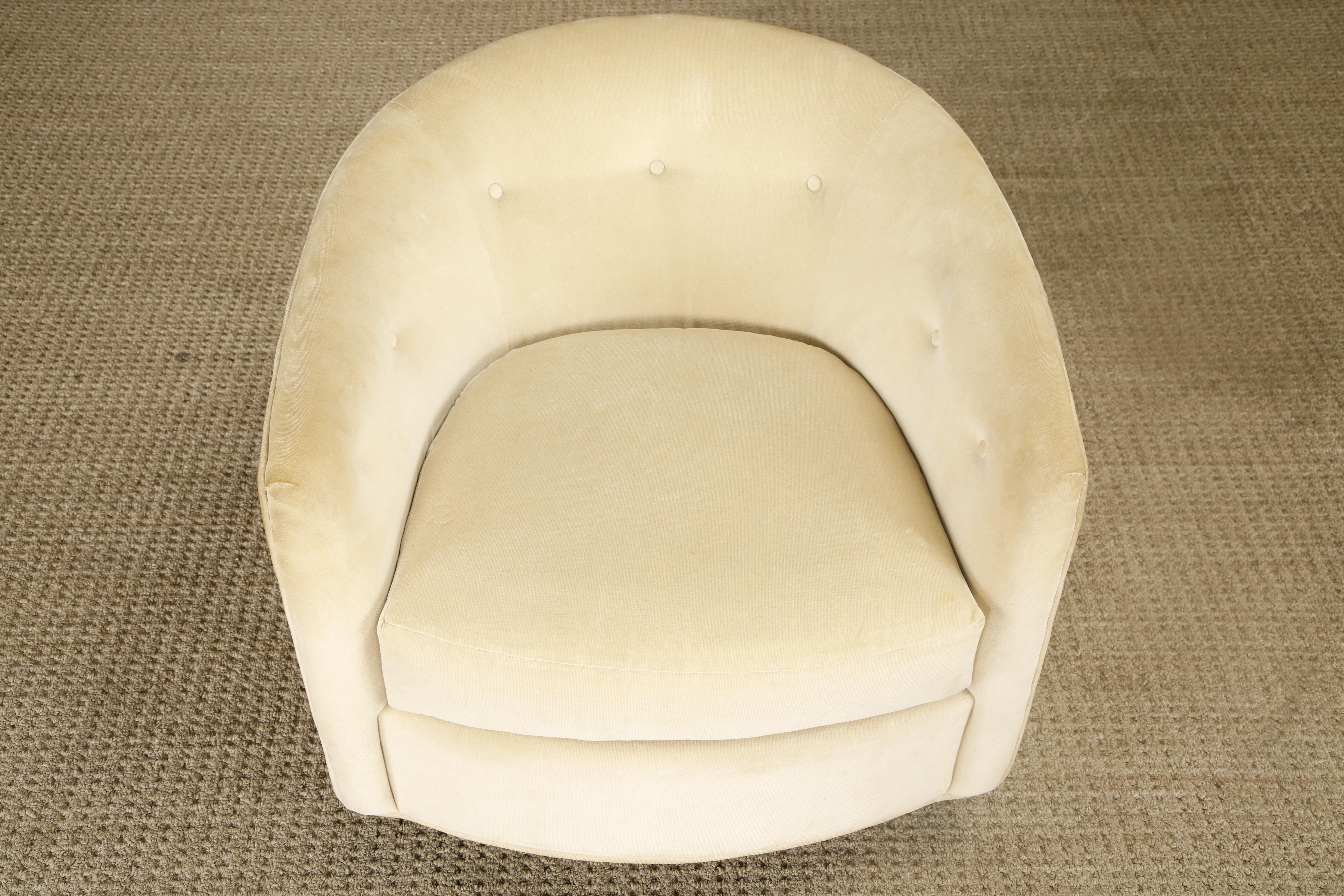 Sedia Club girevole con schienale a botte e base in noce nello stile di Milo Baughman, anni '70 in vendita 8