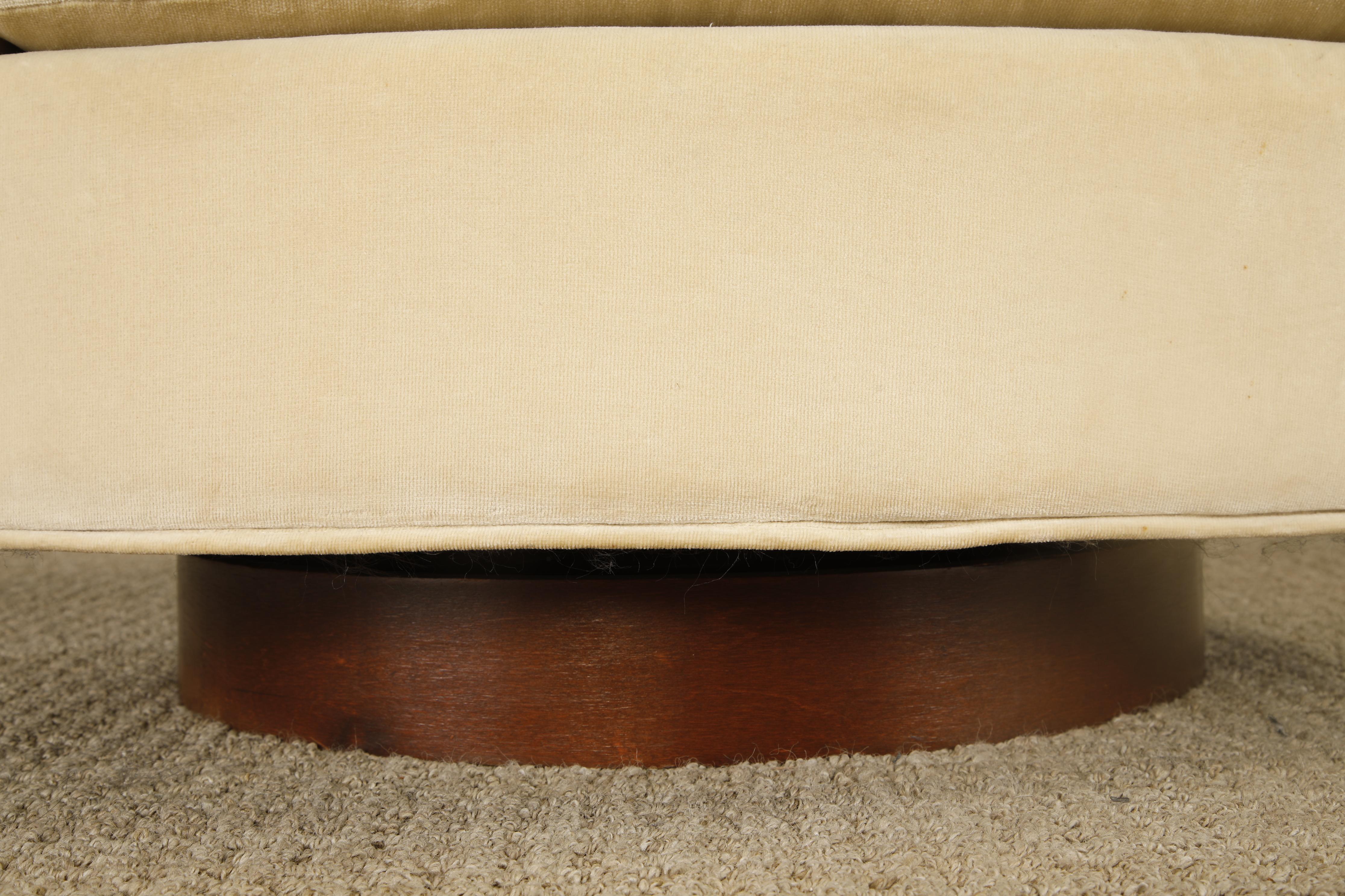 Sedia Club girevole con schienale a botte e base in noce nello stile di Milo Baughman, anni '70 in vendita 10