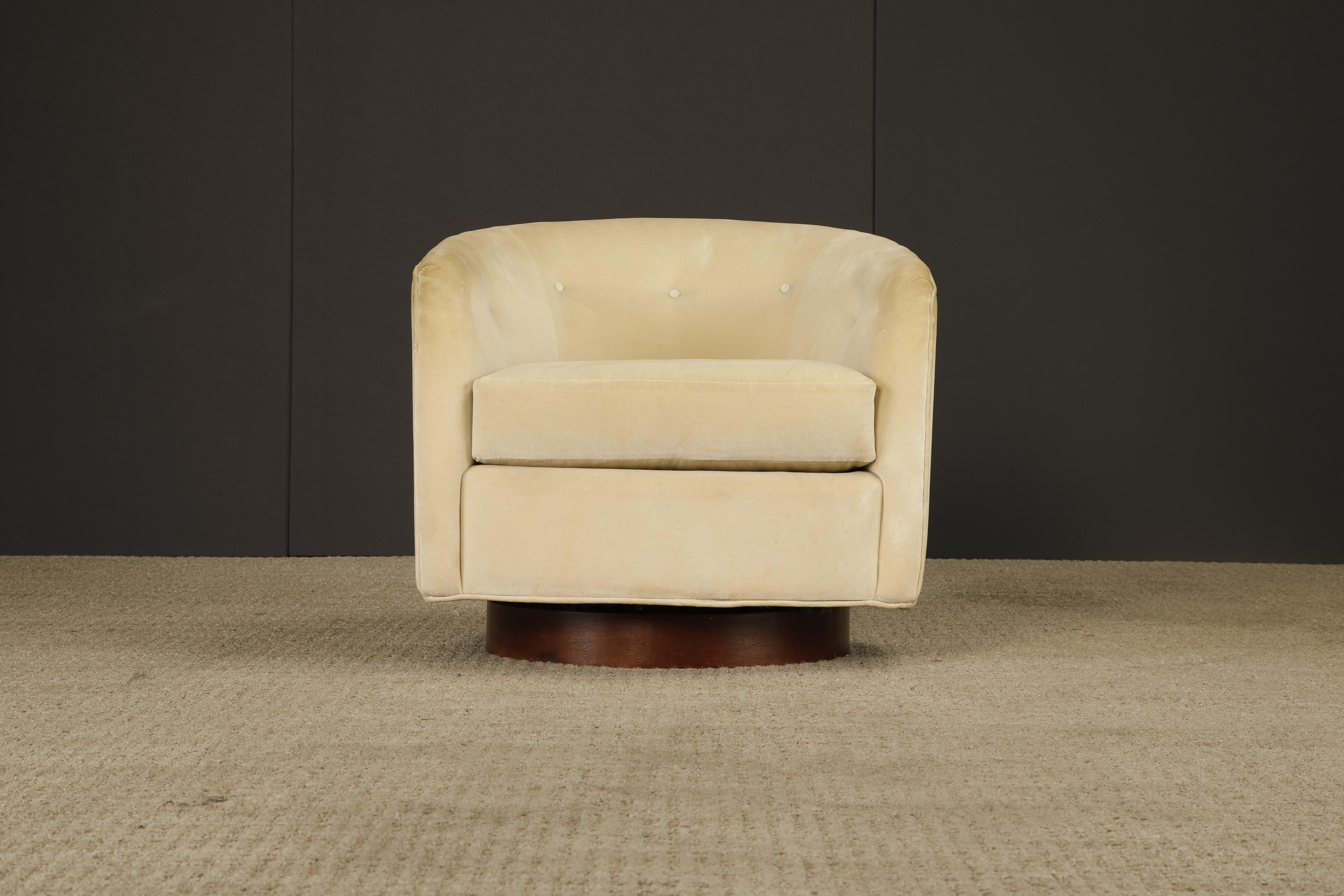 Elegante, scultorea e invitante, questa poltrona girevole Mid-Century Modern degli anni '70 incarna la rilassata raffinatezza dell'epoca. Disegnato nello stile di Milo Baughman, il pezzo presenta una silhouette con schienale a botte, tre bottoni e