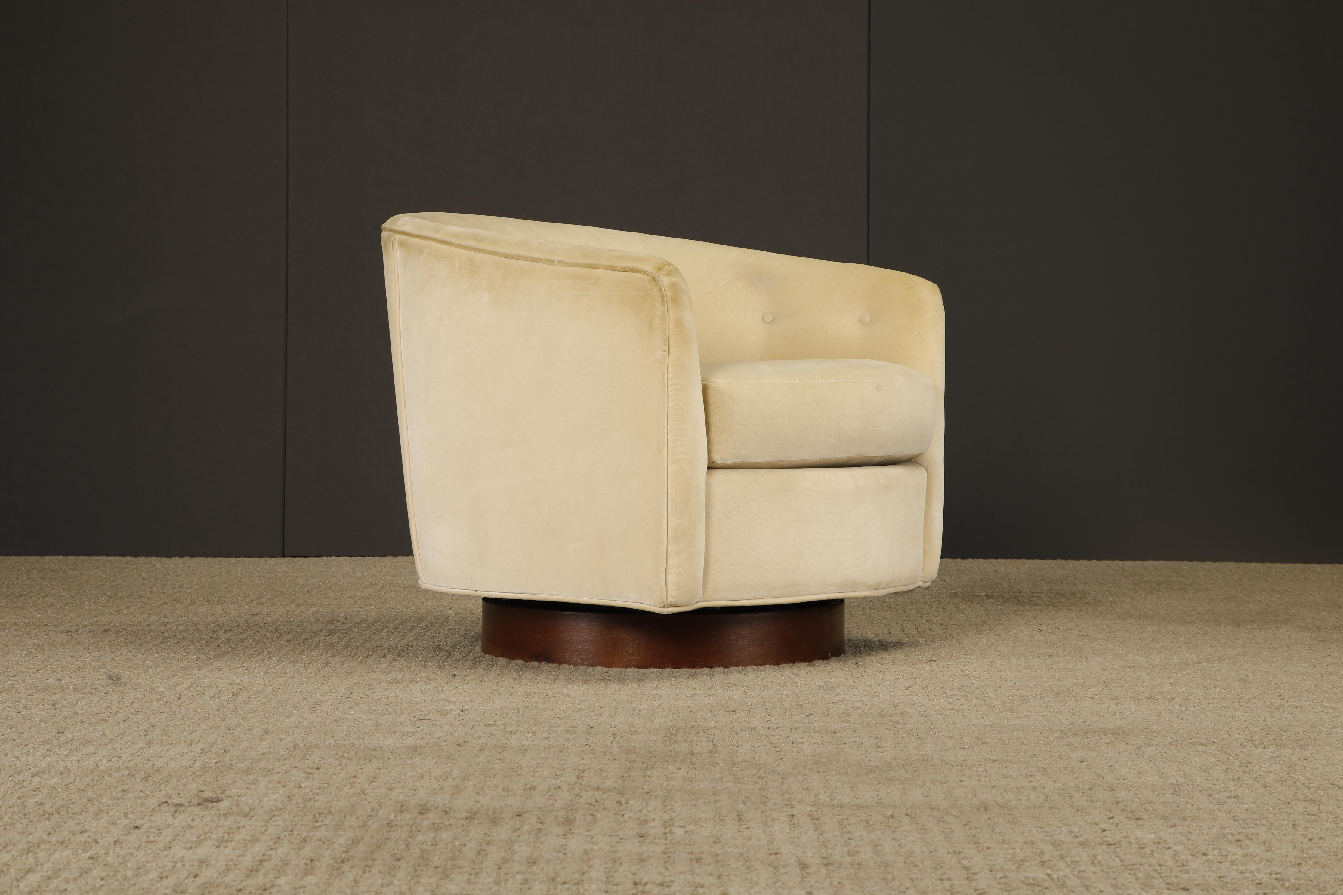 Mid-Century moderno Sedia Club girevole con schienale a botte e base in noce nello stile di Milo Baughman, anni '70 in vendita