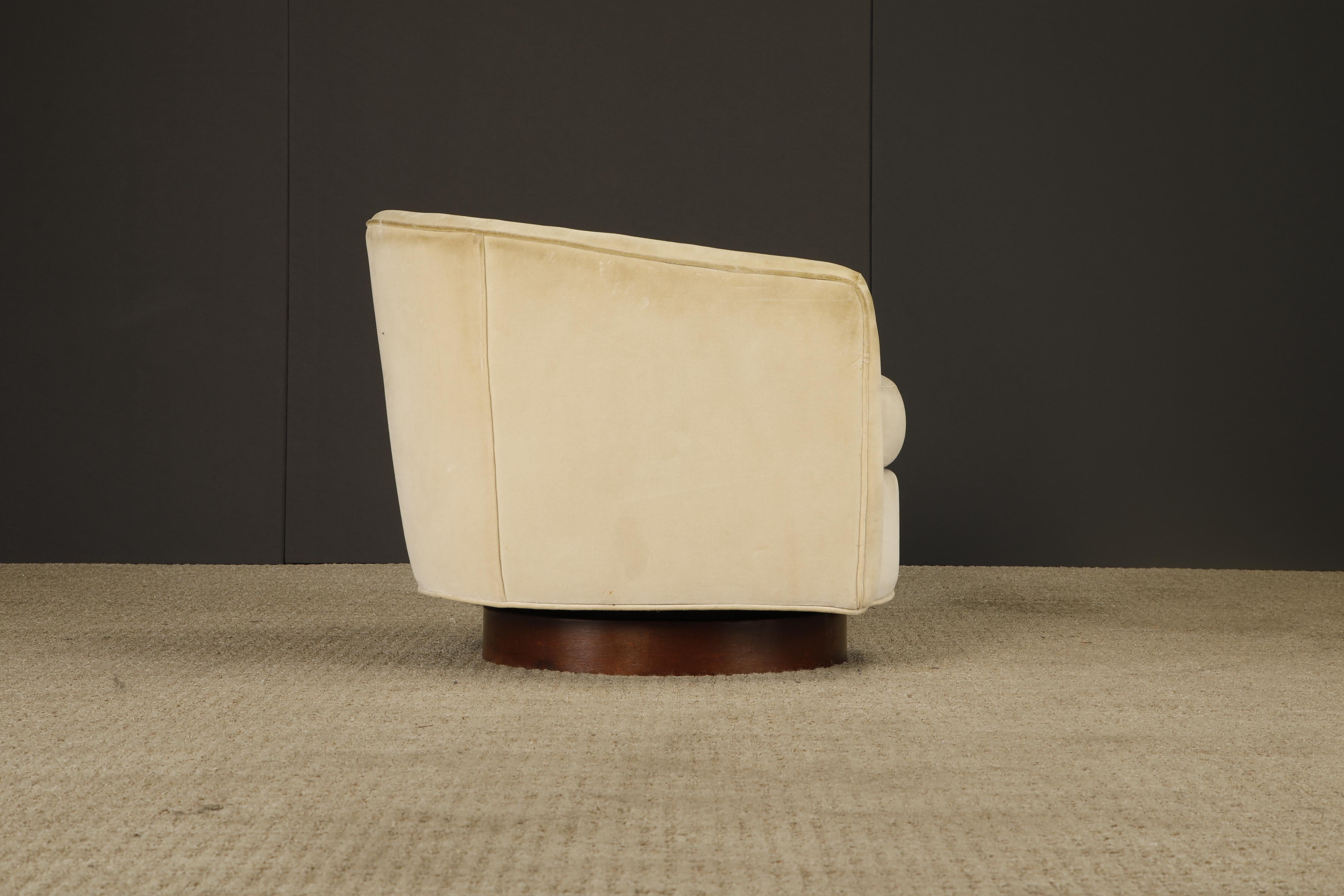 Americano Sedia Club girevole con schienale a botte e base in noce nello stile di Milo Baughman, anni '70 in vendita