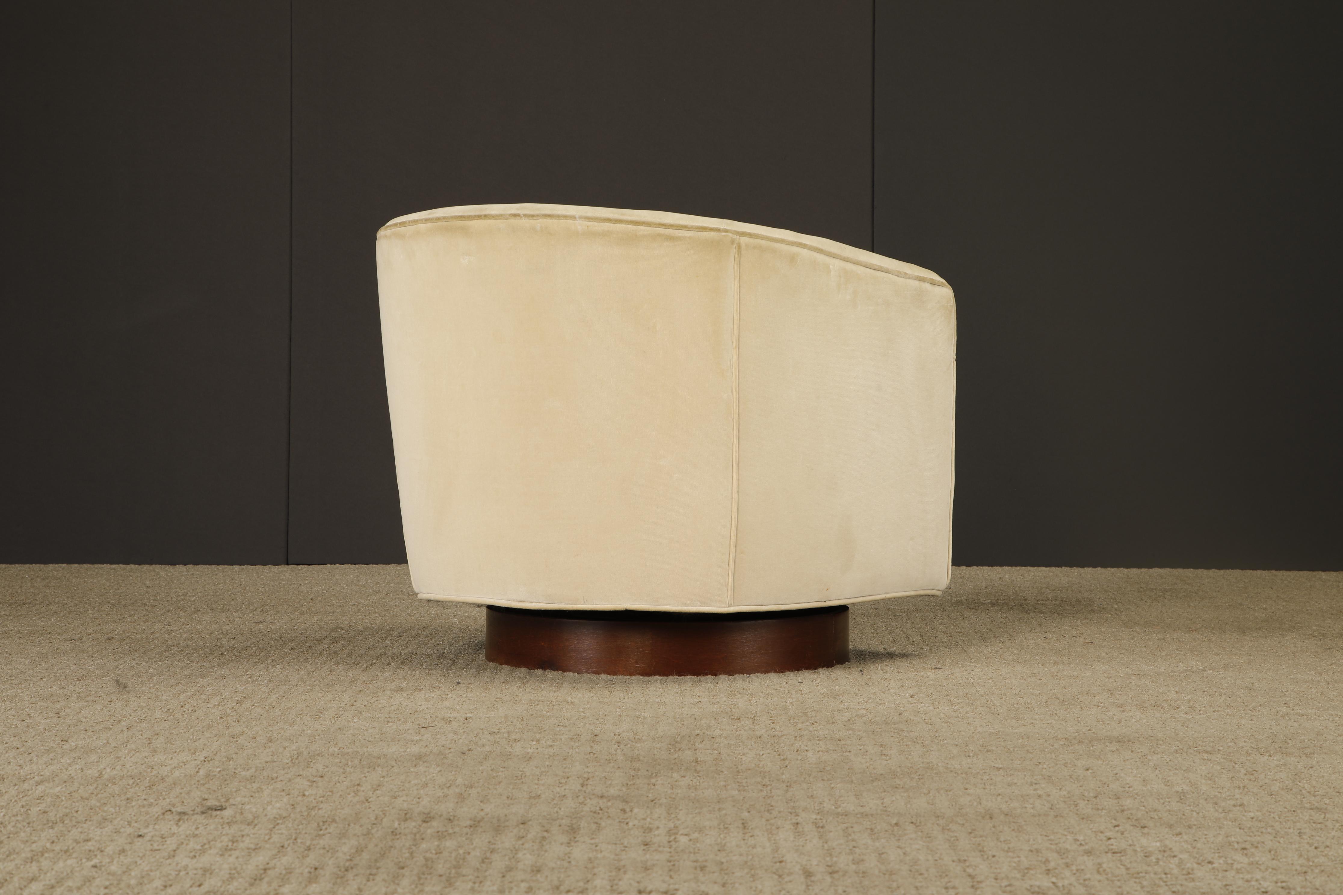 Sedia Club girevole con schienale a botte e base in noce nello stile di Milo Baughman, anni '70 In condizioni buone in vendita a Los Angeles, CA