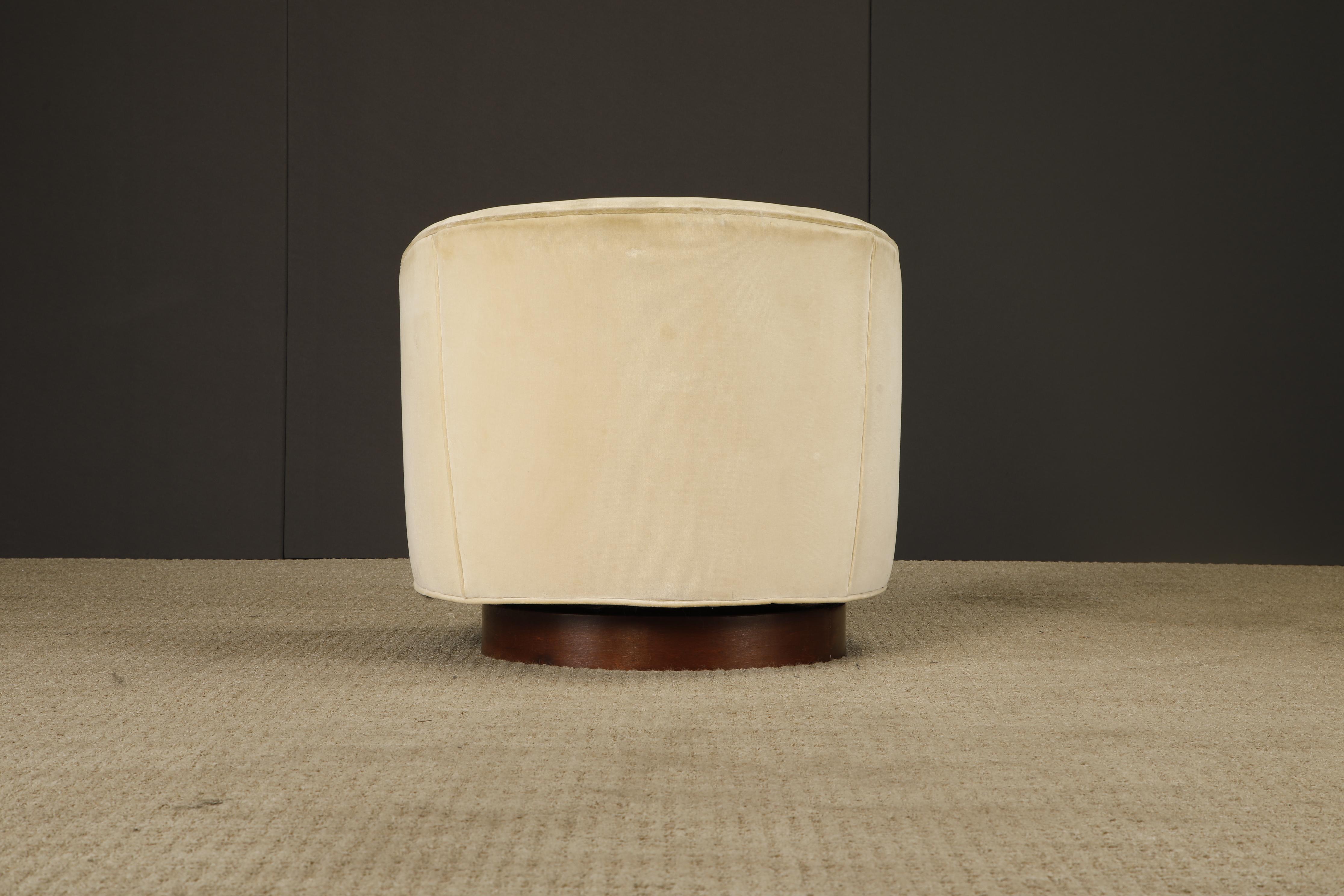 Fine XX secolo Sedia Club girevole con schienale a botte e base in noce nello stile di Milo Baughman, anni '70 in vendita