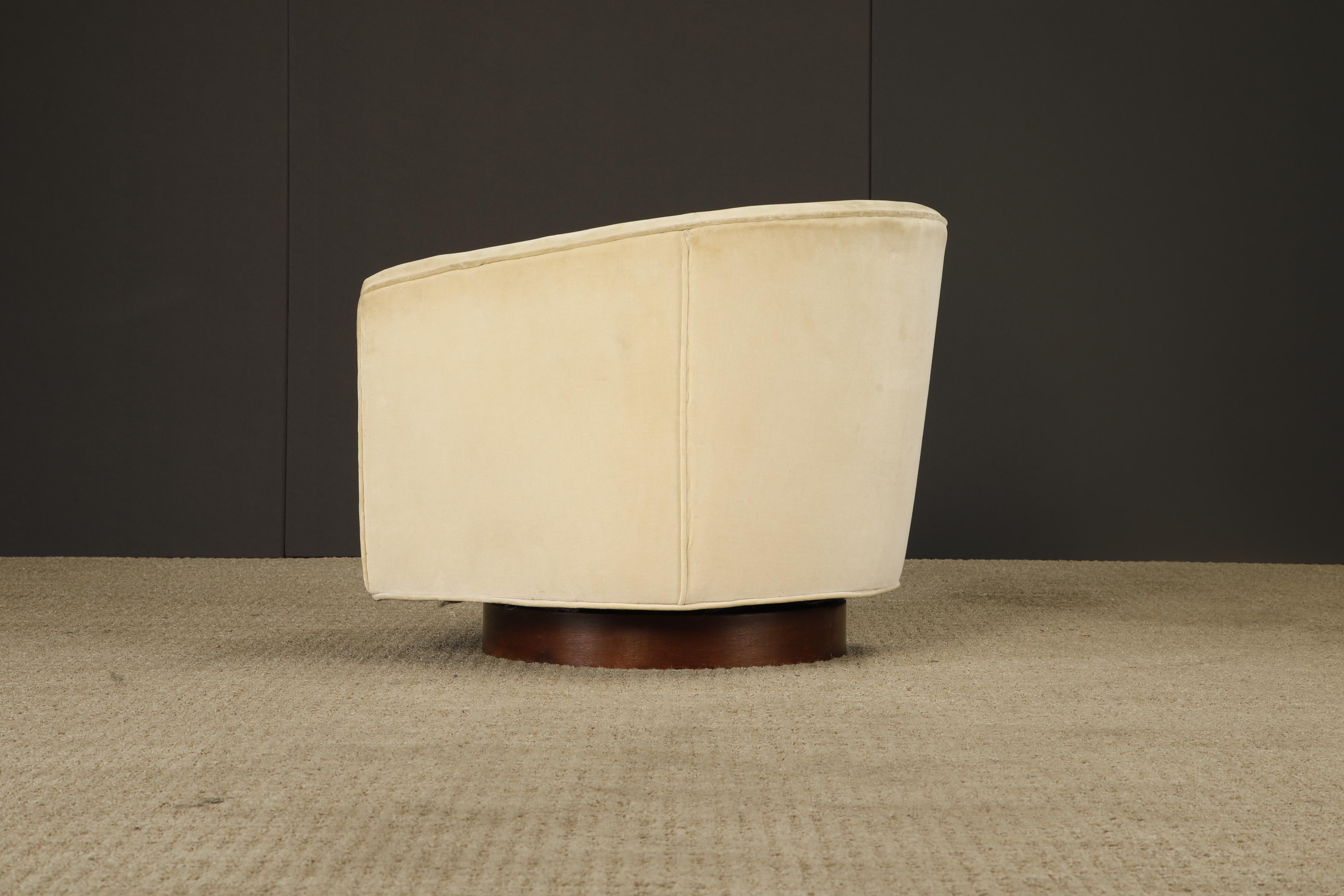 Legno Sedia Club girevole con schienale a botte e base in noce nello stile di Milo Baughman, anni '70 in vendita