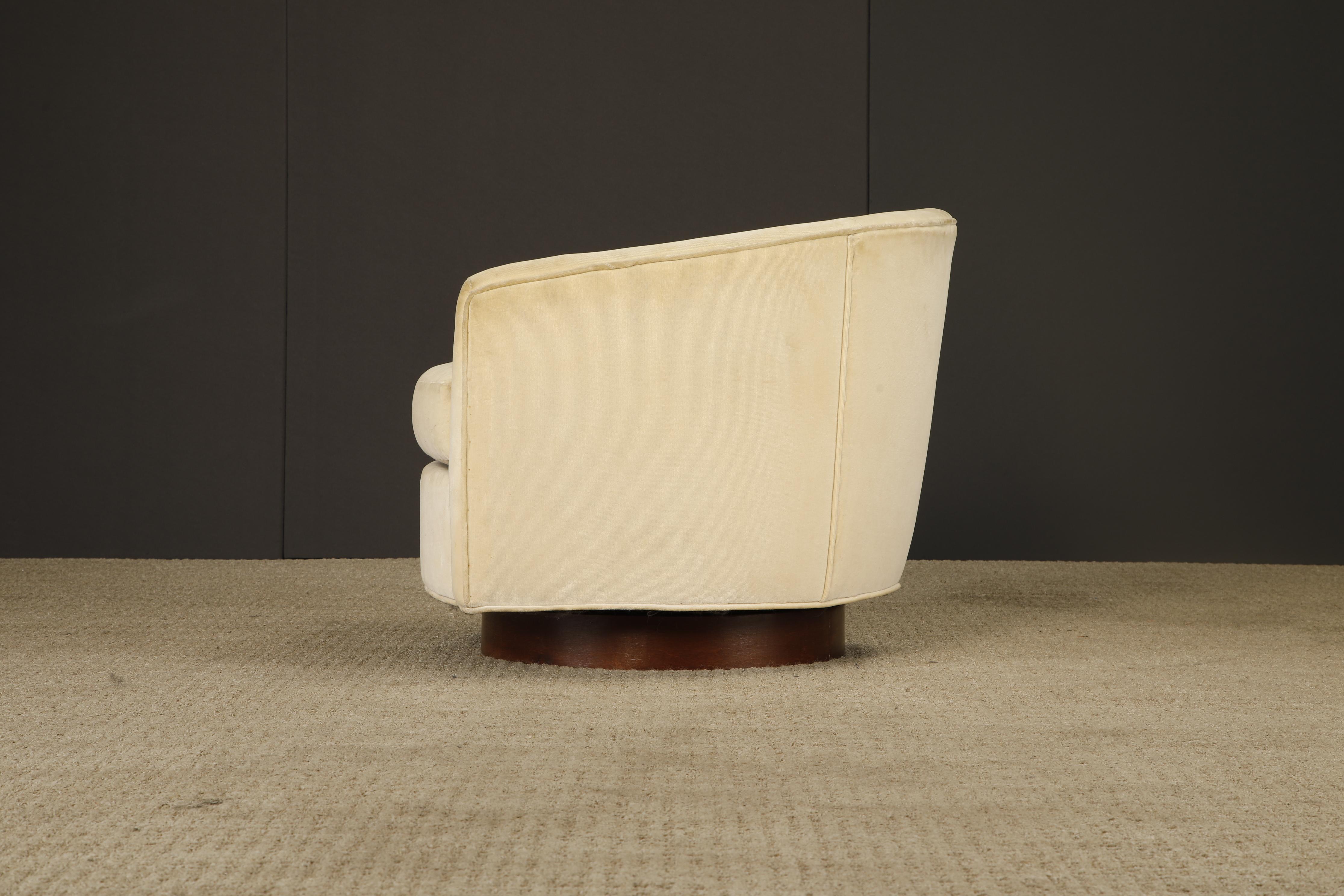 Sedia Club girevole con schienale a botte e base in noce nello stile di Milo Baughman, anni '70 in vendita 1