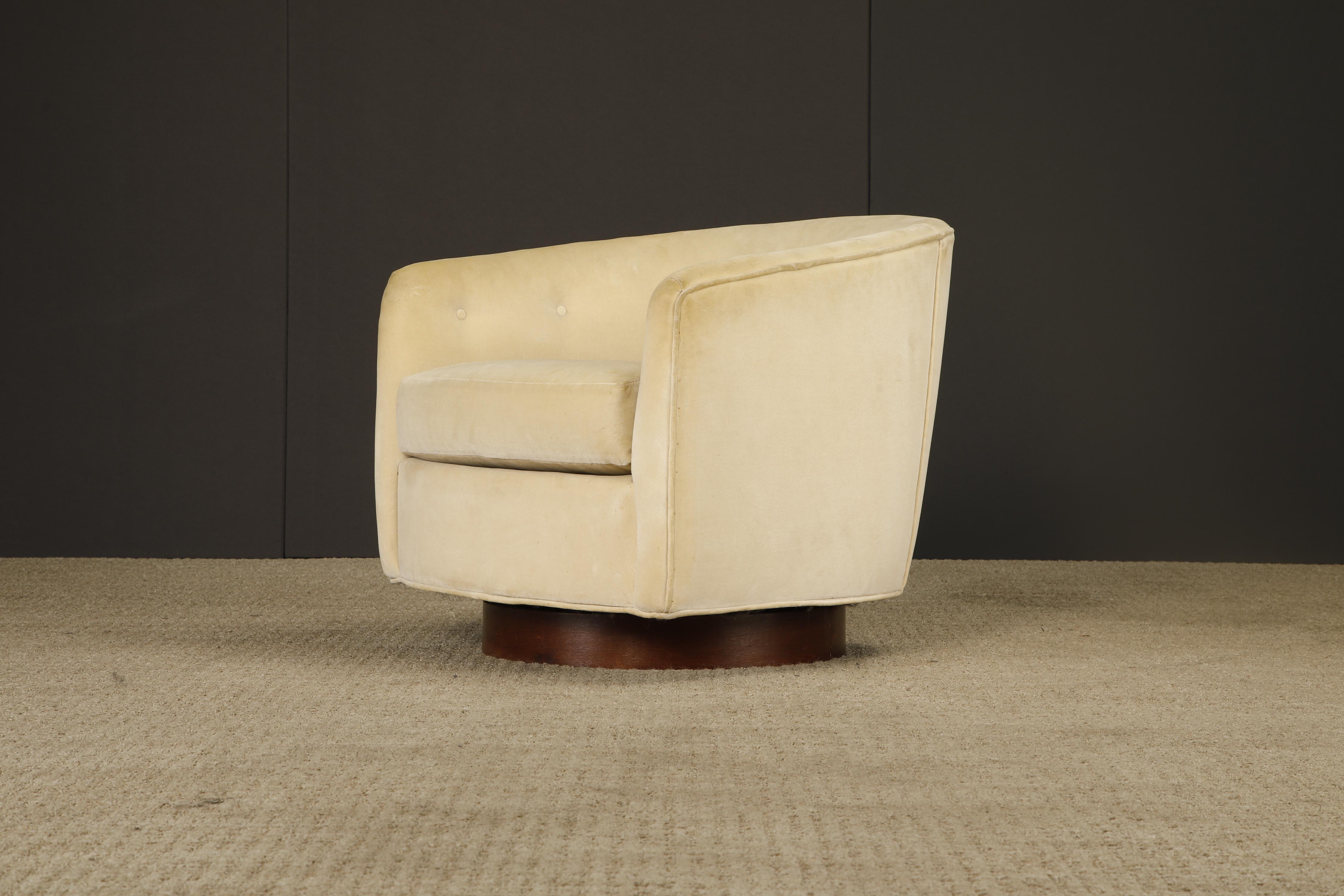 Sedia Club girevole con schienale a botte e base in noce nello stile di Milo Baughman, anni '70 in vendita 2