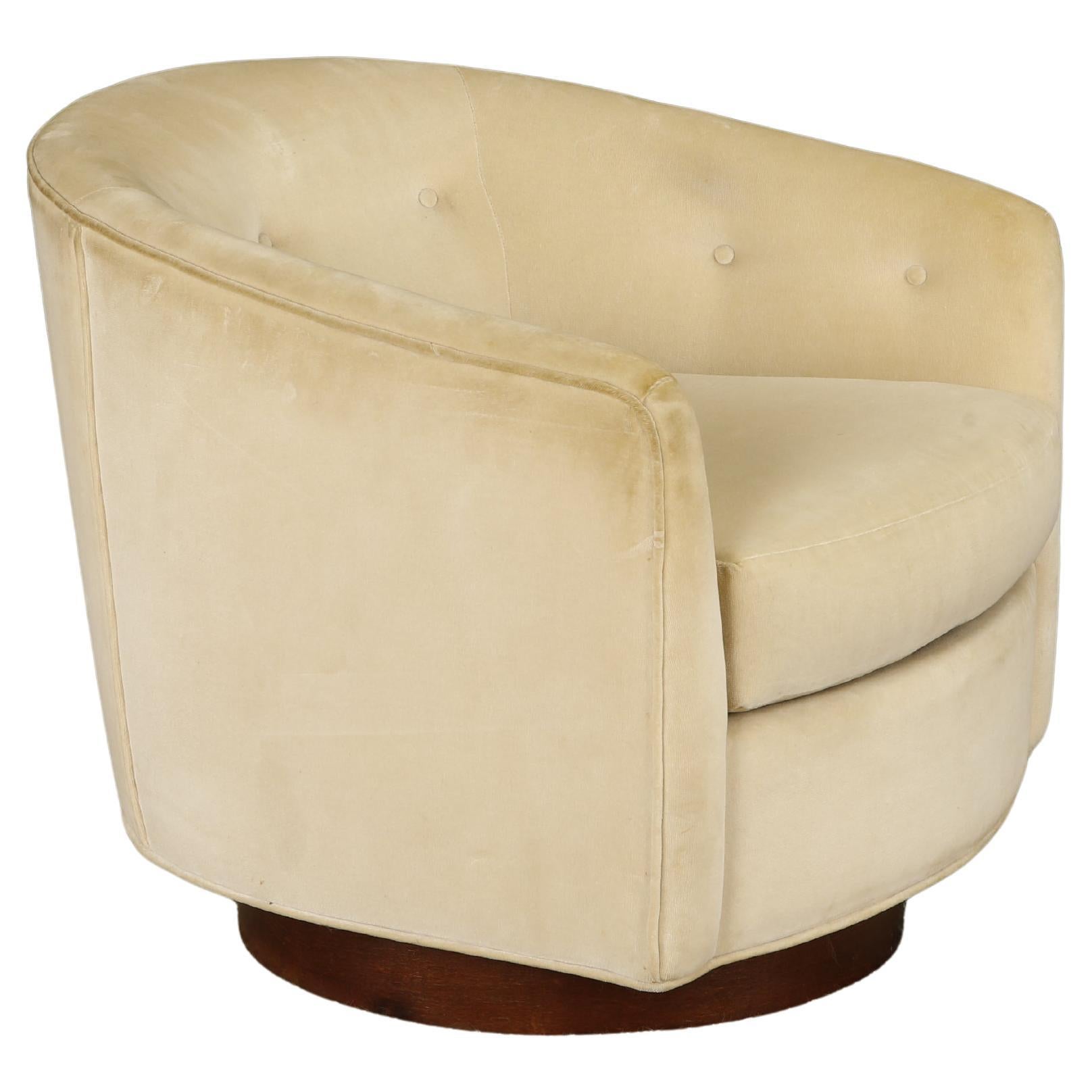 Silla Club Giratoria con Respaldo de Barril y Base de Nogal al Estilo de Milo Baughman, Década de 1970