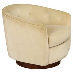 Silla Club Giratoria con Respaldo de Barril y Base de Nogal al Estilo de Milo Baughman, Década de 1970