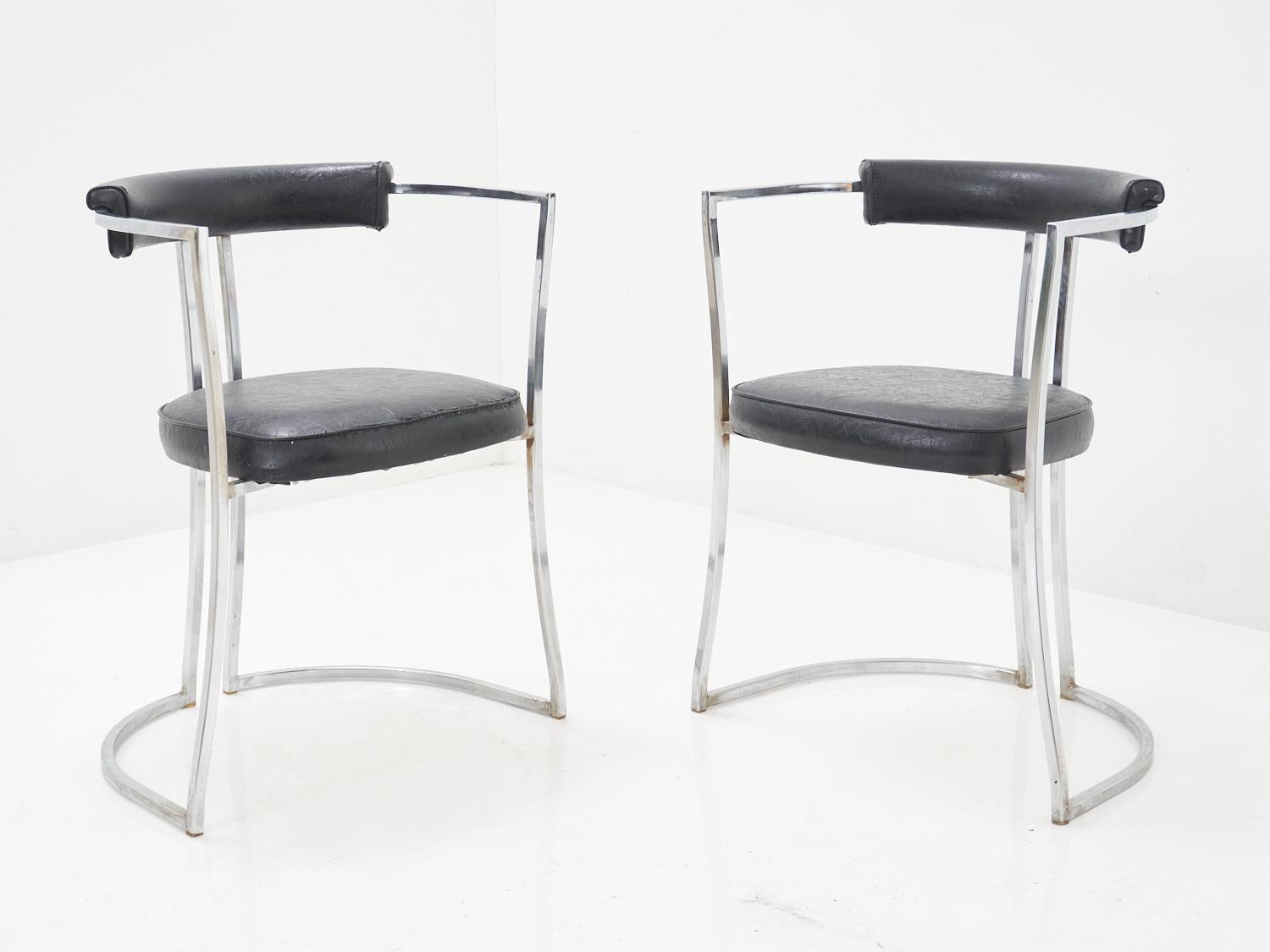 Nehmen Sie Platz in diesem Sculptural Chrome Chair und lassen Sie sich in die funky 70er Jahre zurückversetzen - Groovy Vibes inklusive.

- 28,5 