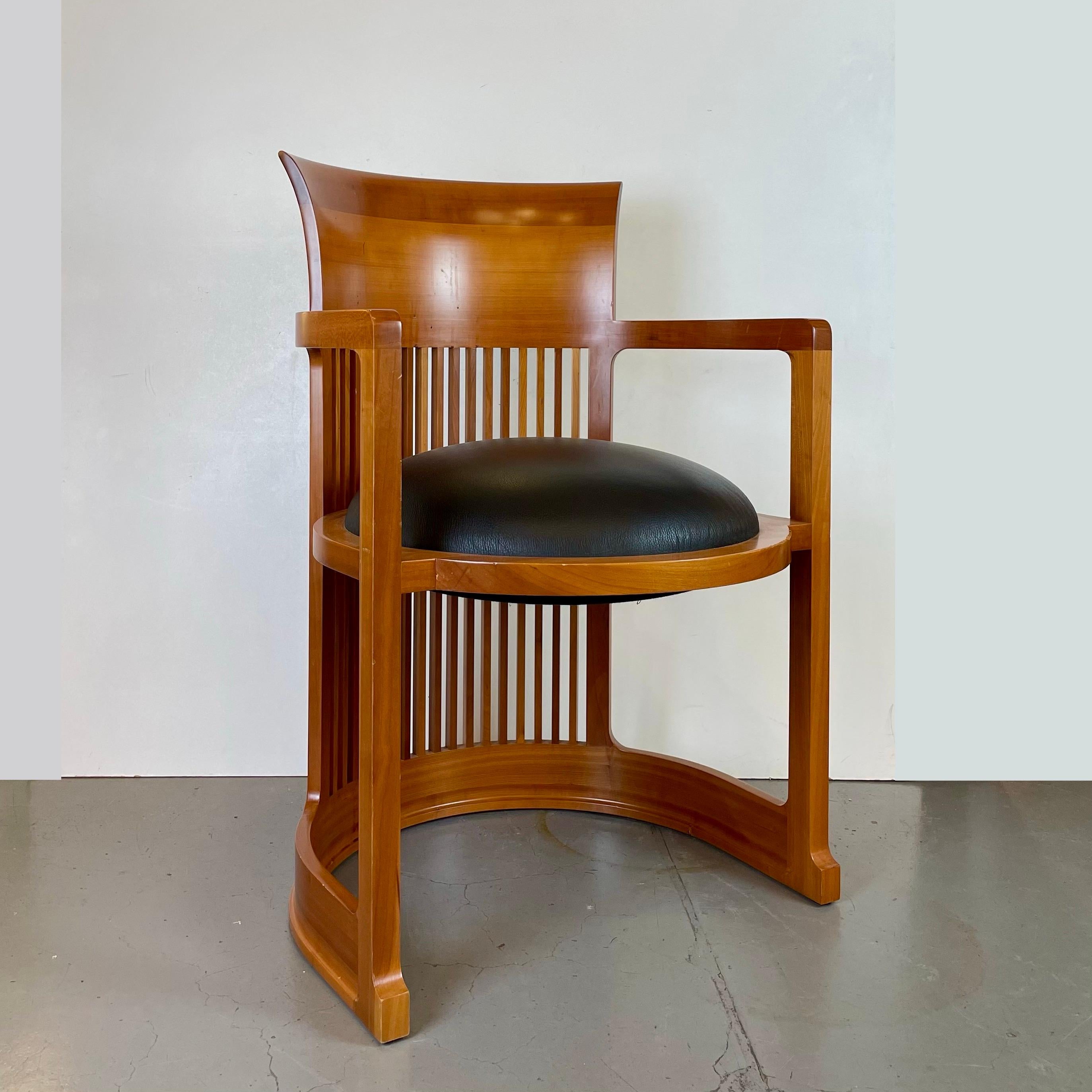 La sedia Barrel del Taliesin Group, emblematico progetto di Frank Lloyd Wright, disegnato nel 1904 per la Lloyd Martin House, è influenzata dal movimento Arts & Crafts. Questo modello edito da Cassina nel 1986 è realizzato in legno di ciliegio e