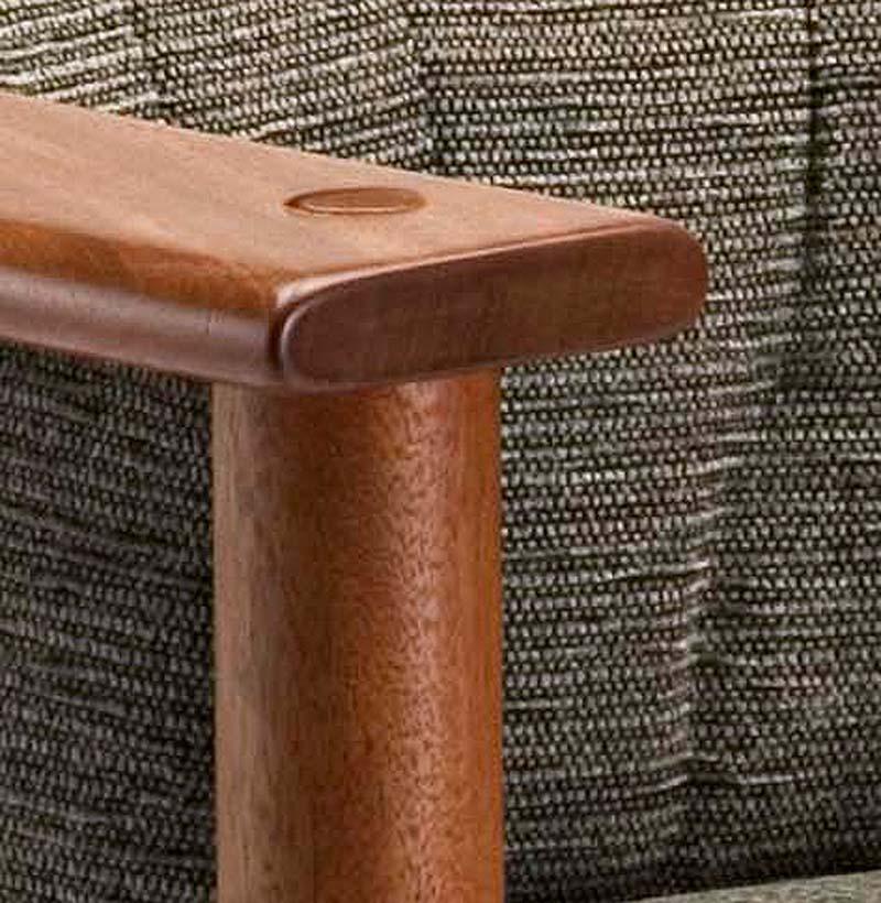 J'ai conçu et fabriqué cette chaise pour qu'elle soit confortable et élégante. Les bois et les tissus d'ameublement peuvent être variés pour répondre à vos goûts particuliers. Les techniques traditionnelles de travail du bois, notamment les