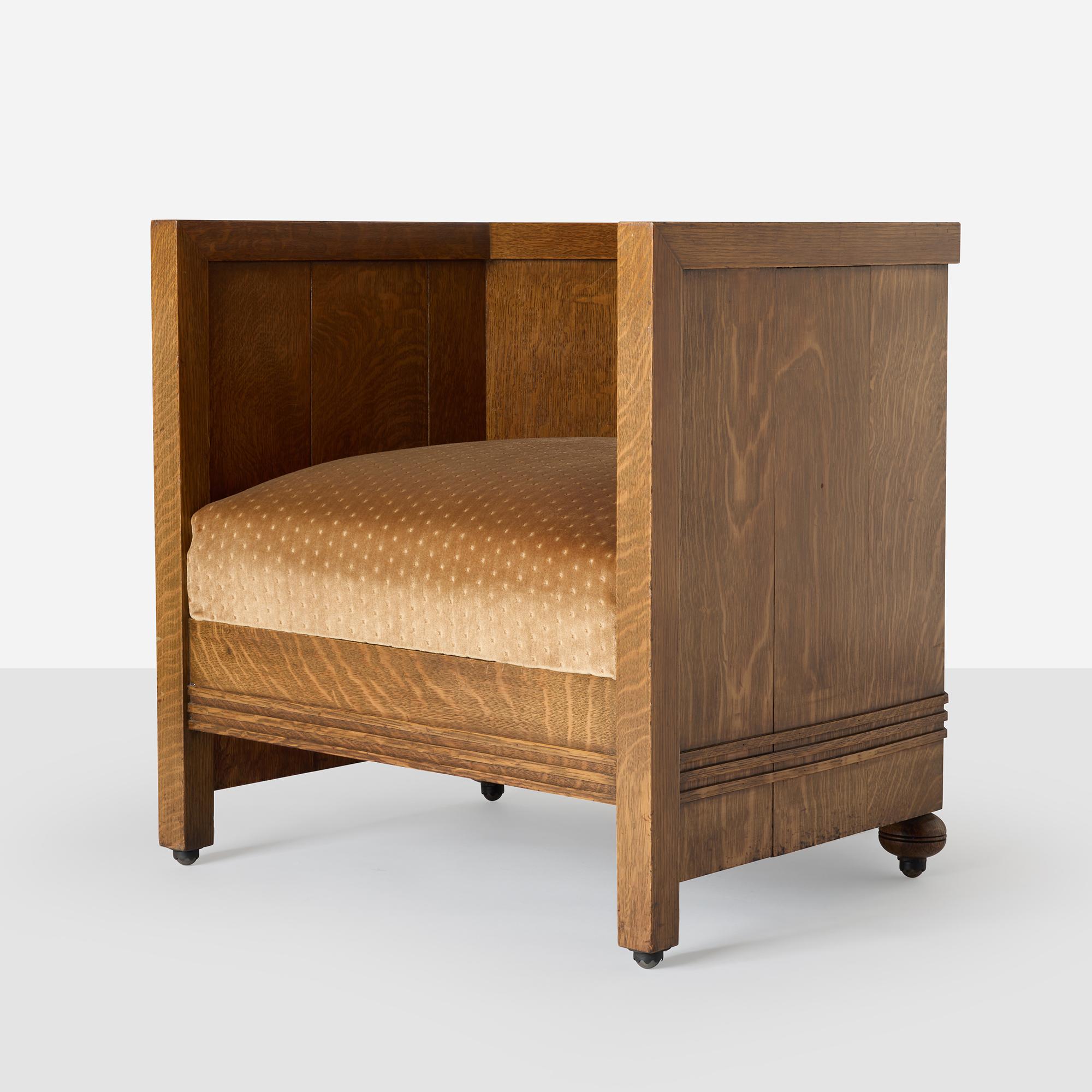 Barrel Chair aus dem B. Harley Bradley House von Frank Lloyd Wright

Fassförmiger Stuhl aus viertelgesägter Eiche, entworfen von Frank Lloyd Wright für das B. Harley Bradley House in Kankakee, Illinois. Mit getäfelter Konstruktion und