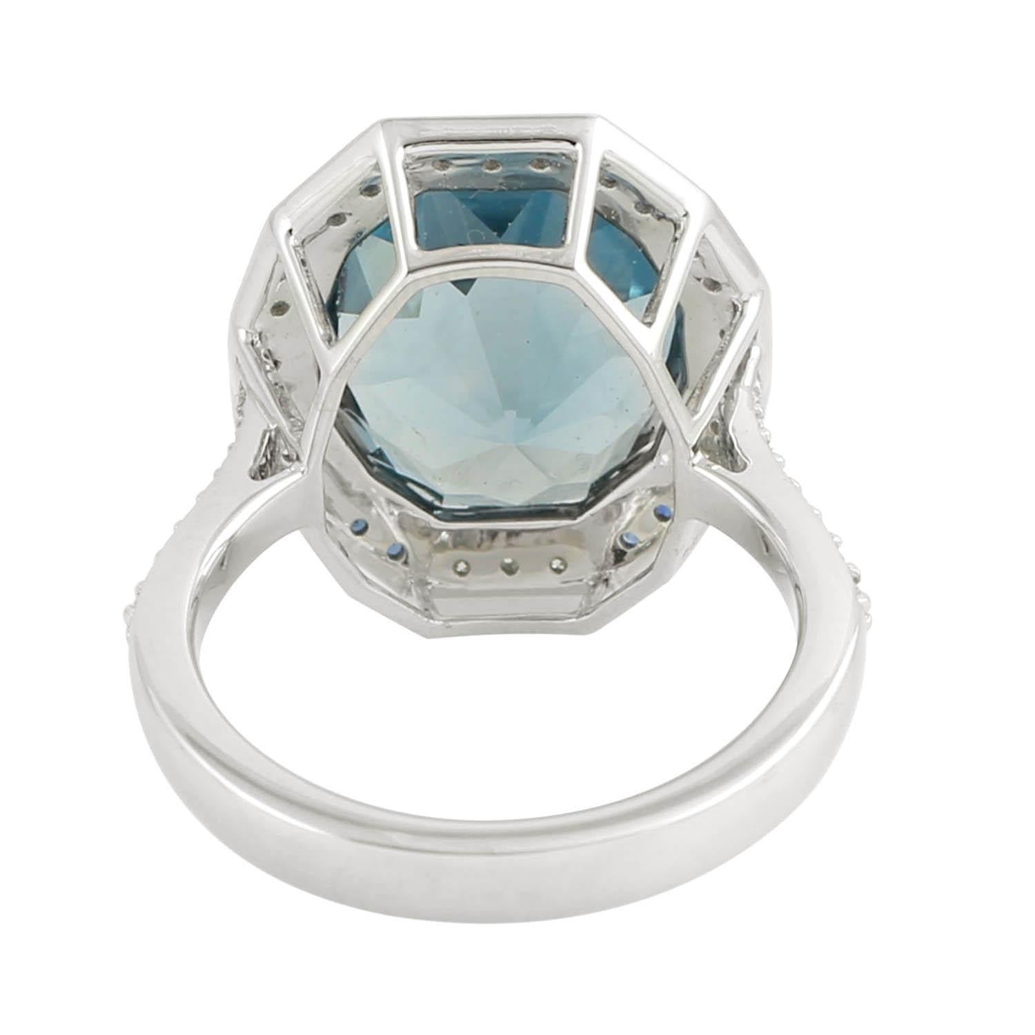 Barrel cut London Blue Topaz Ring Accented With Diamonds Made In 18k White Gold Art Decó en venta