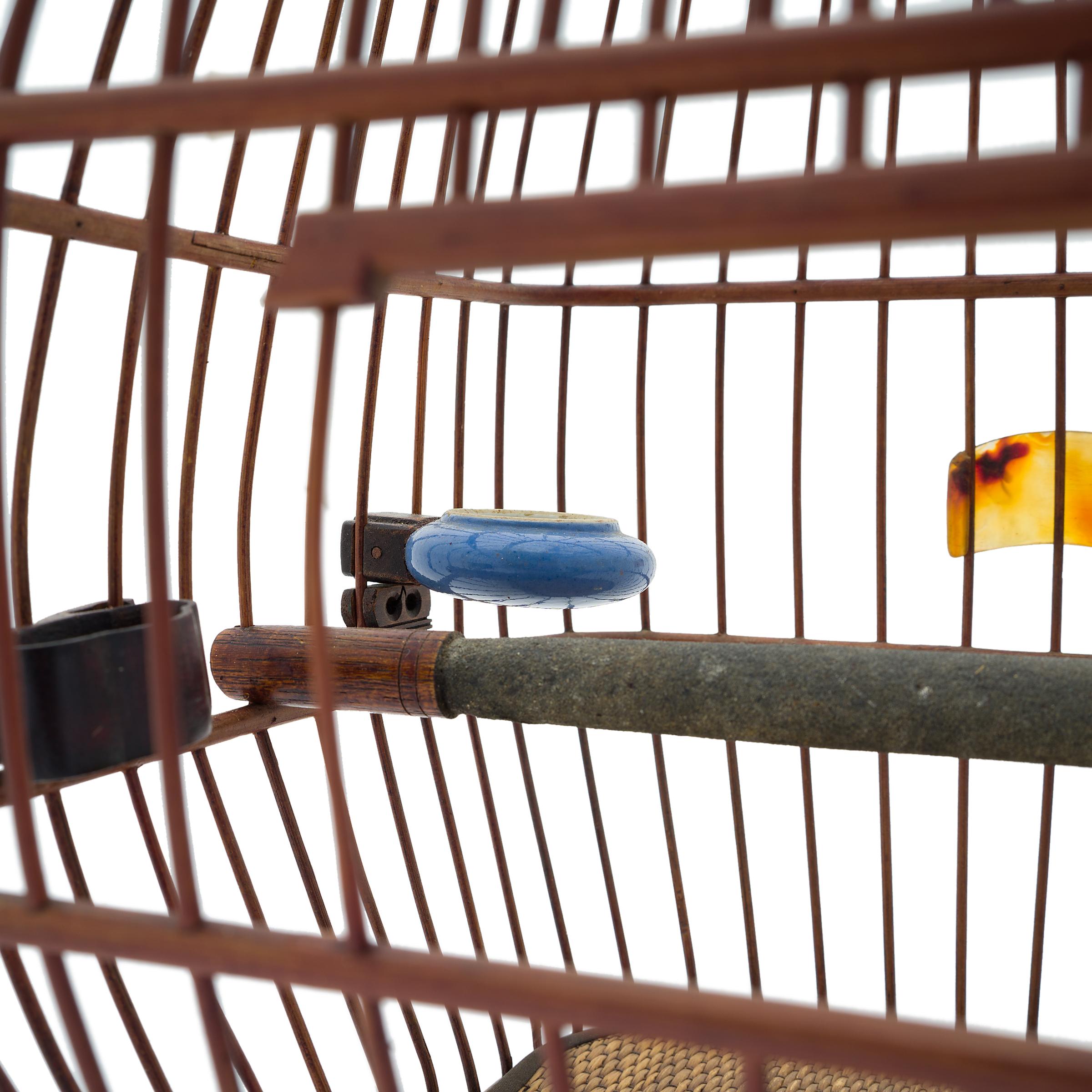 Chinois Cage à oiseaux chinoise en forme de tonneau avec pots à eau émaillés bleus, vers 1900 en vente