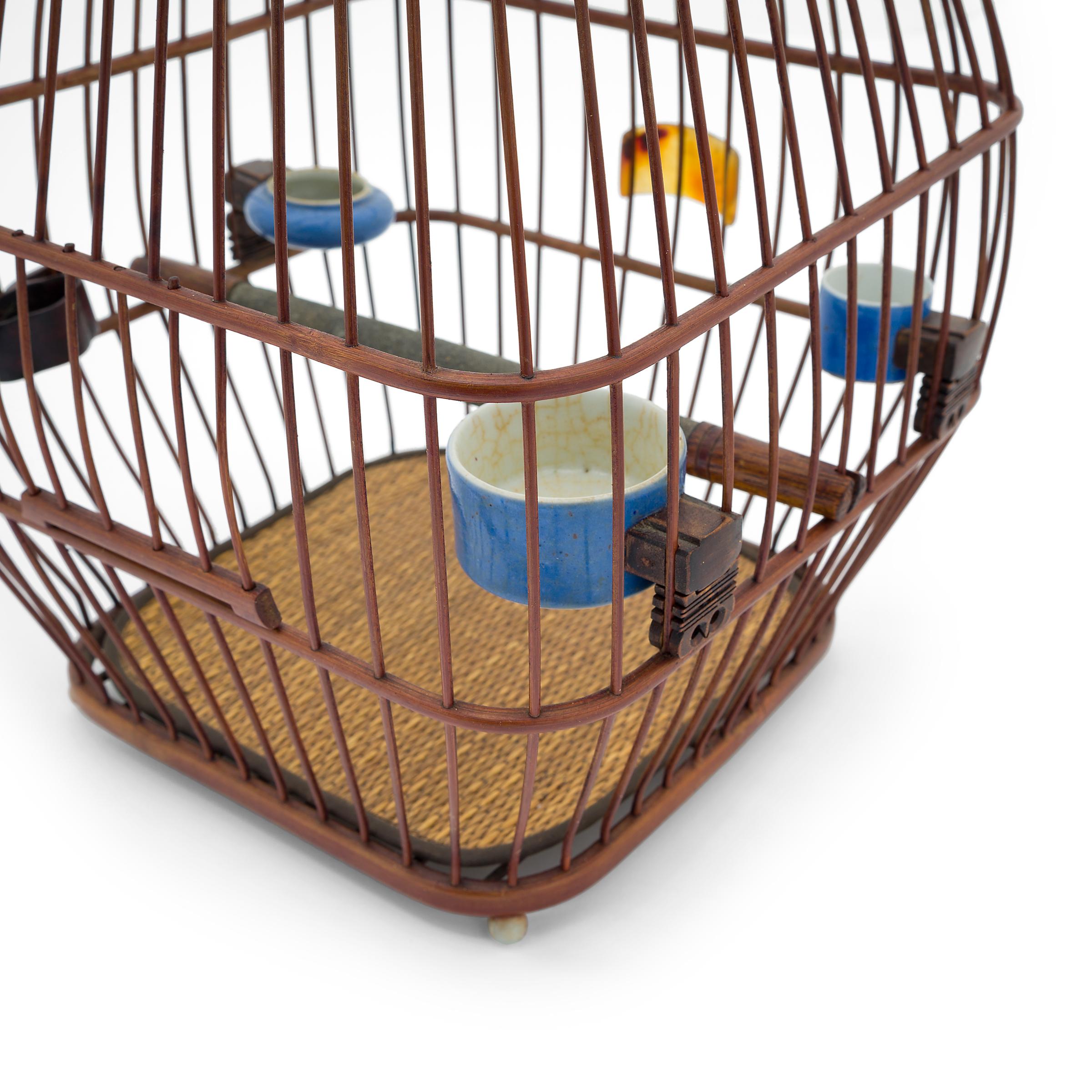 Cage à oiseaux chinoise en forme de tonneau avec pots à eau émaillés bleus, vers 1900 Bon état - En vente à Chicago, IL