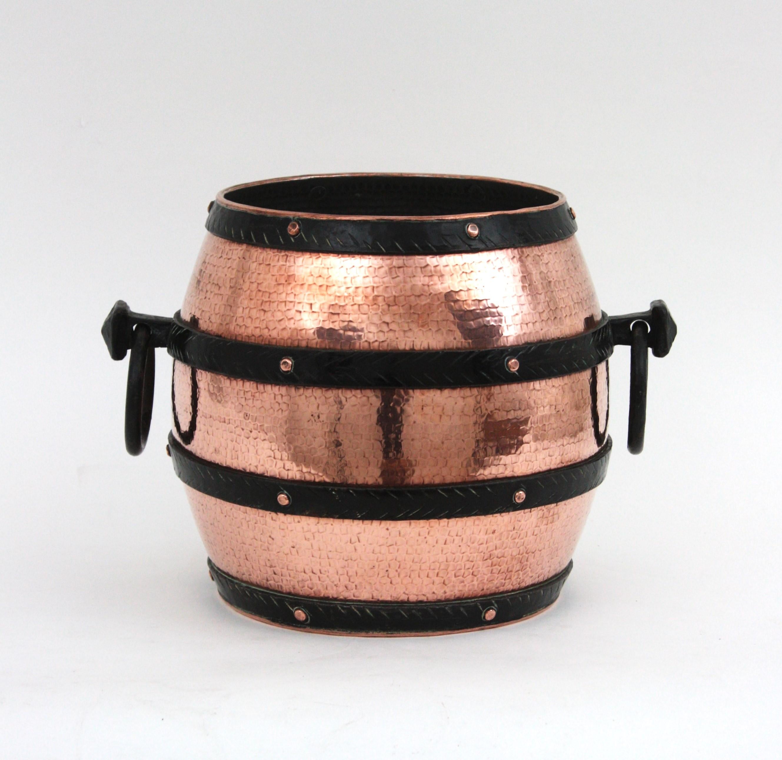 Barrel-Eiskübel für Champagner und Weinkühler aus Kupfer und Eisen (20. Jahrhundert) im Angebot