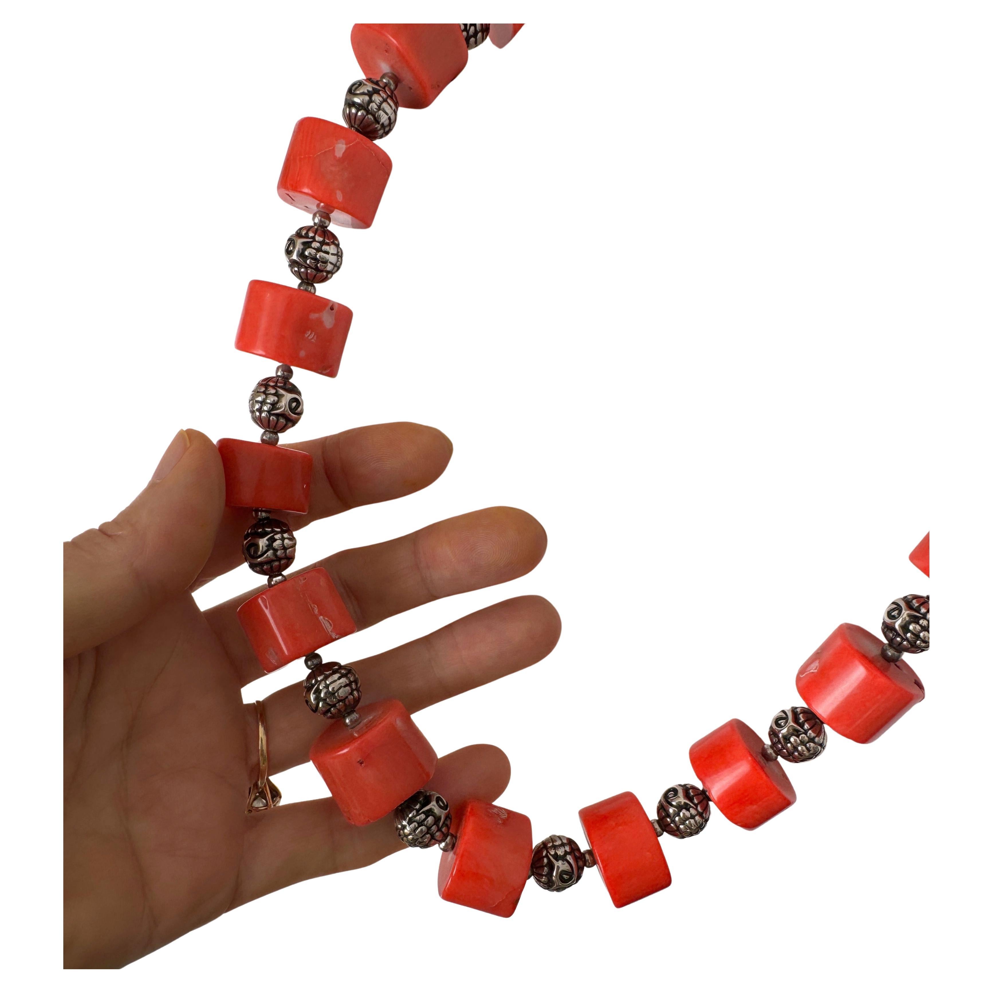 Artisan Collier en corail et argent