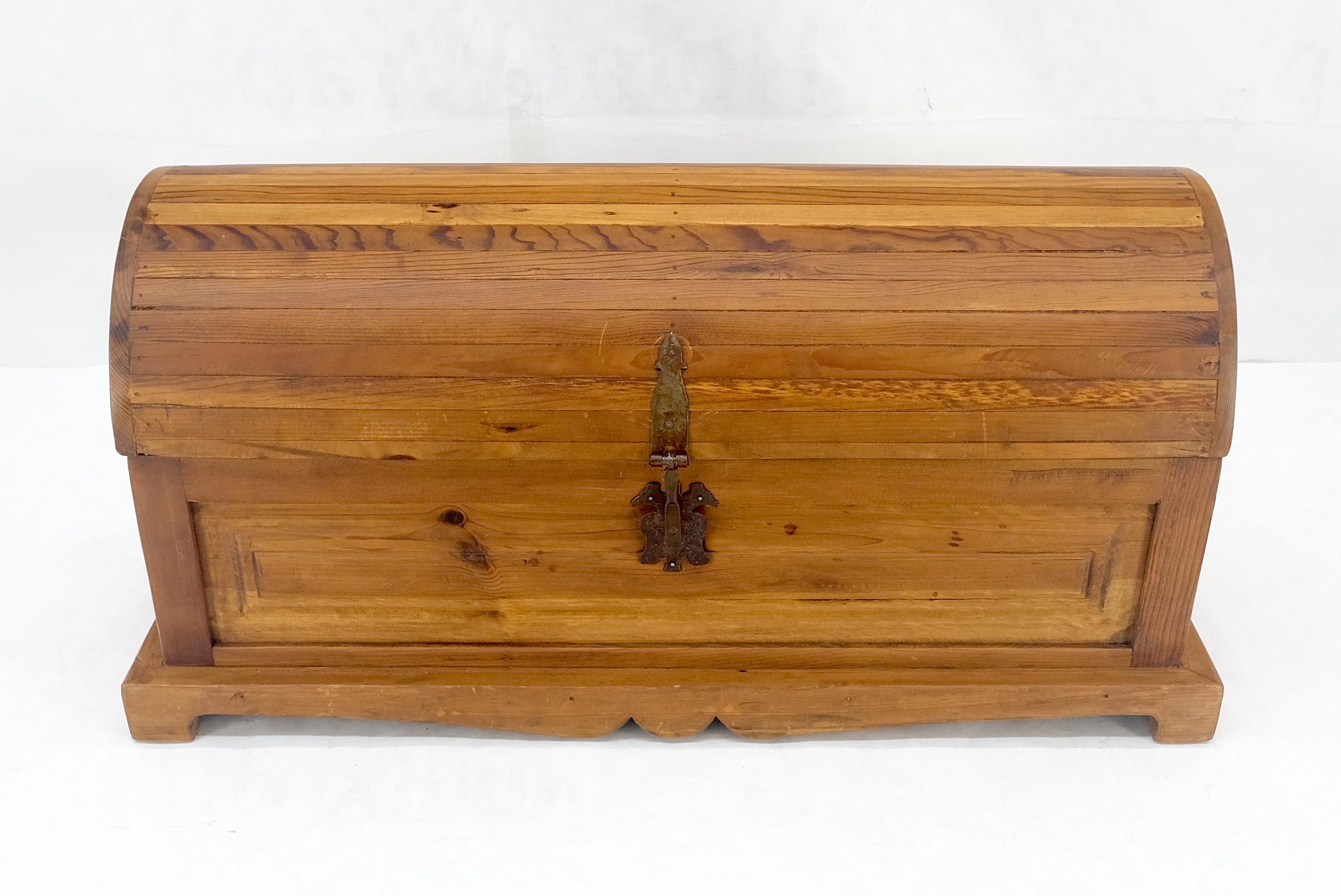 American Barrel Shape Top Vintage Pine Wood Trunk Chest MINT For Sale