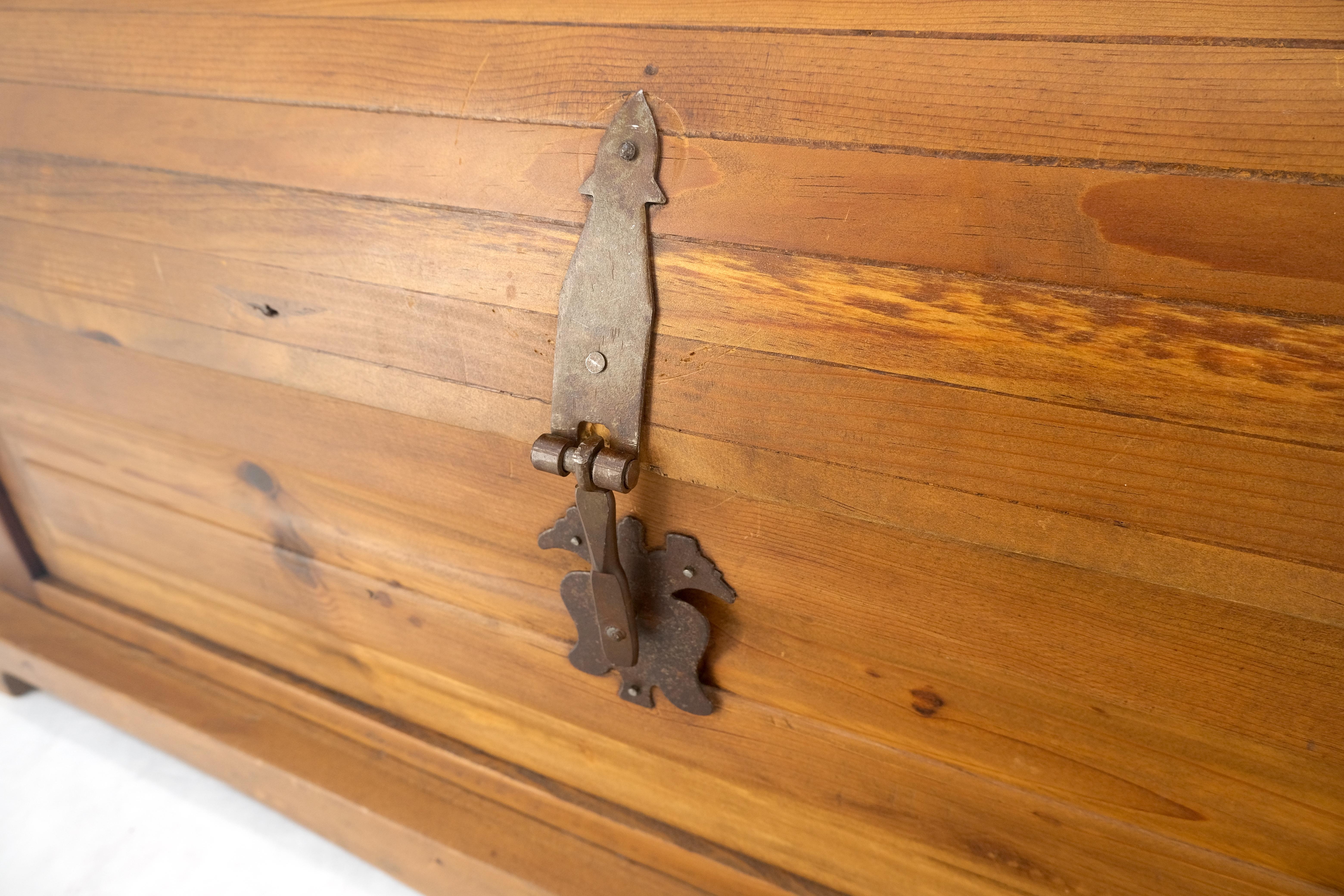 Barrel Shape Top Vintage Pine Wood Trunk Chest MINT In Good Condition For Sale In Rockaway, NJ