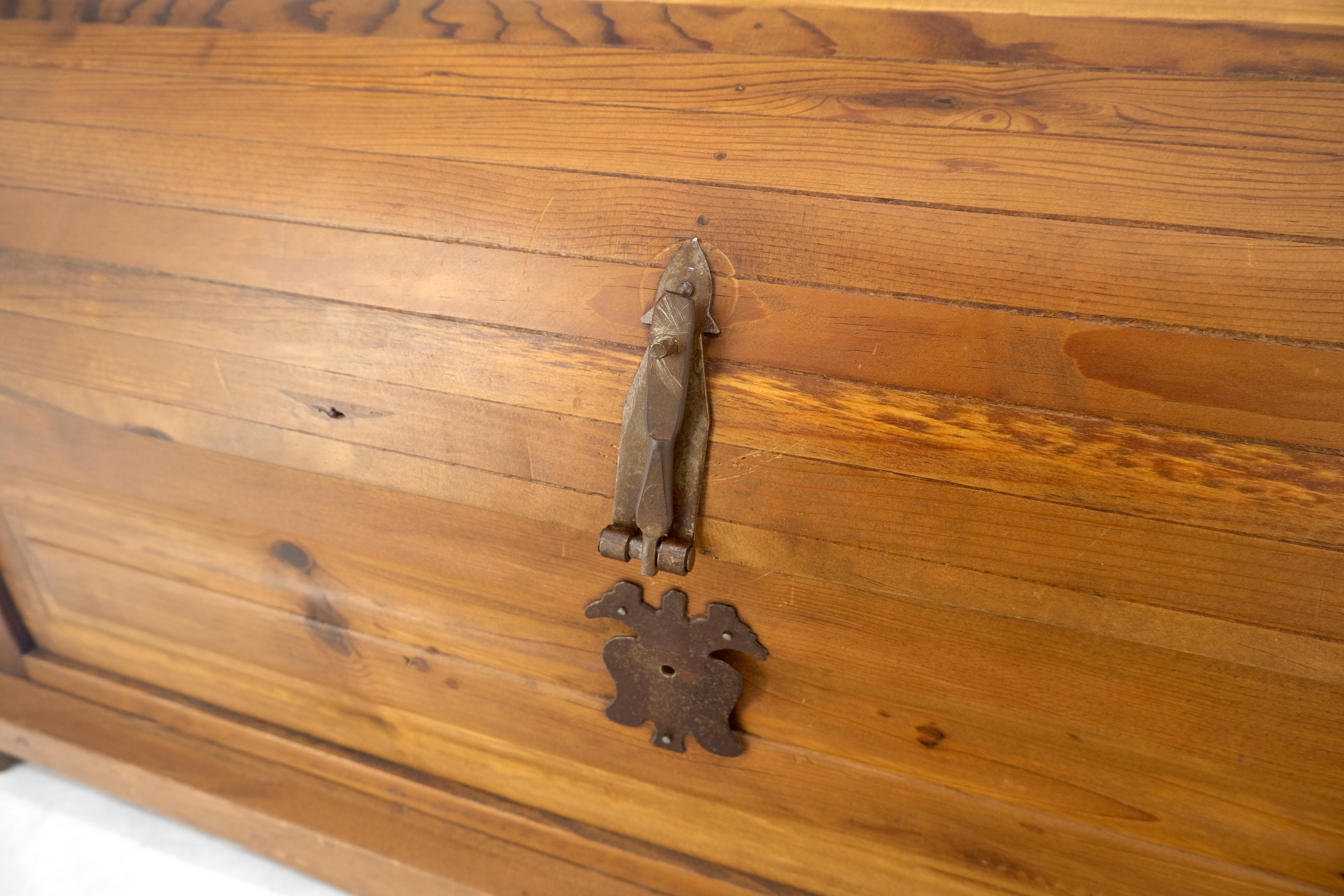 20th Century Barrel Shape Top Vintage Pine Wood Trunk Chest MINT For Sale