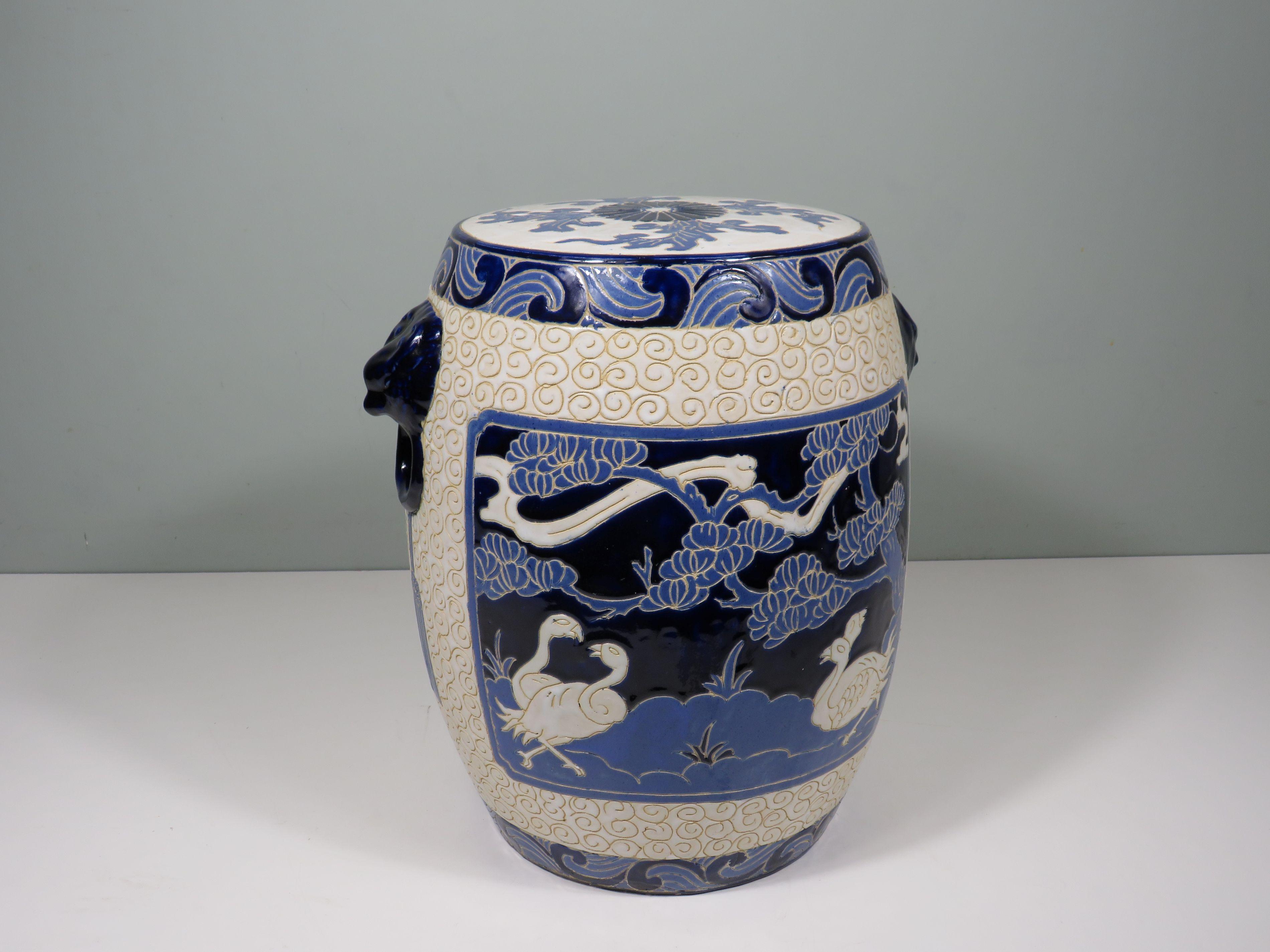 This ceramic barrel-shaped stool is a true work of art full of symbolism and refined detail. The decoration shows a serene natural scene with graceful cranes and ducks under majestic pine trees, surrounded by cloud motifs. What makes this piece even