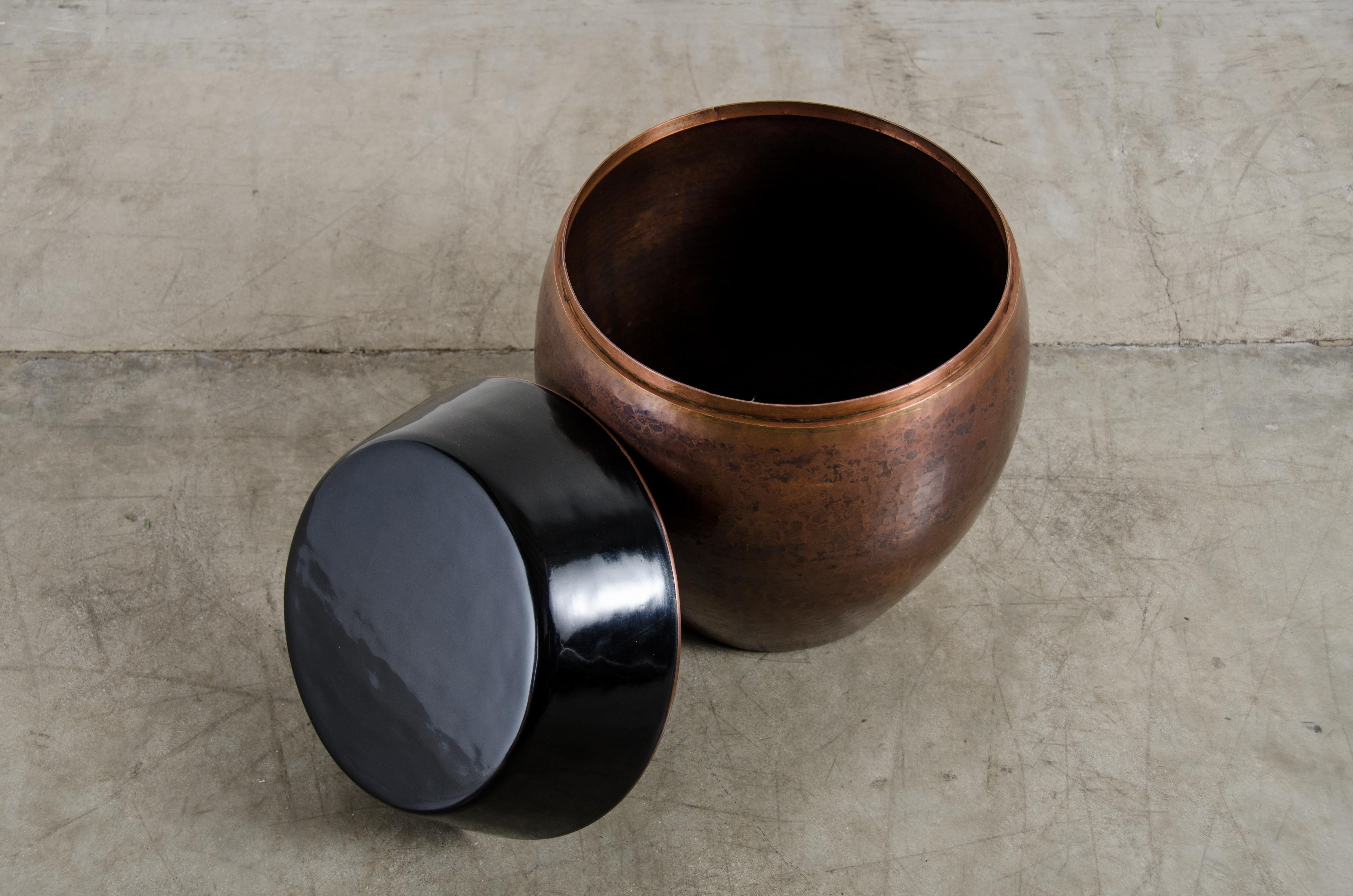 Tabouret de rangement à tambour de baril, cuivre antique et laque noire de Robert Kuo Neuf - En vente à Los Angeles, CA