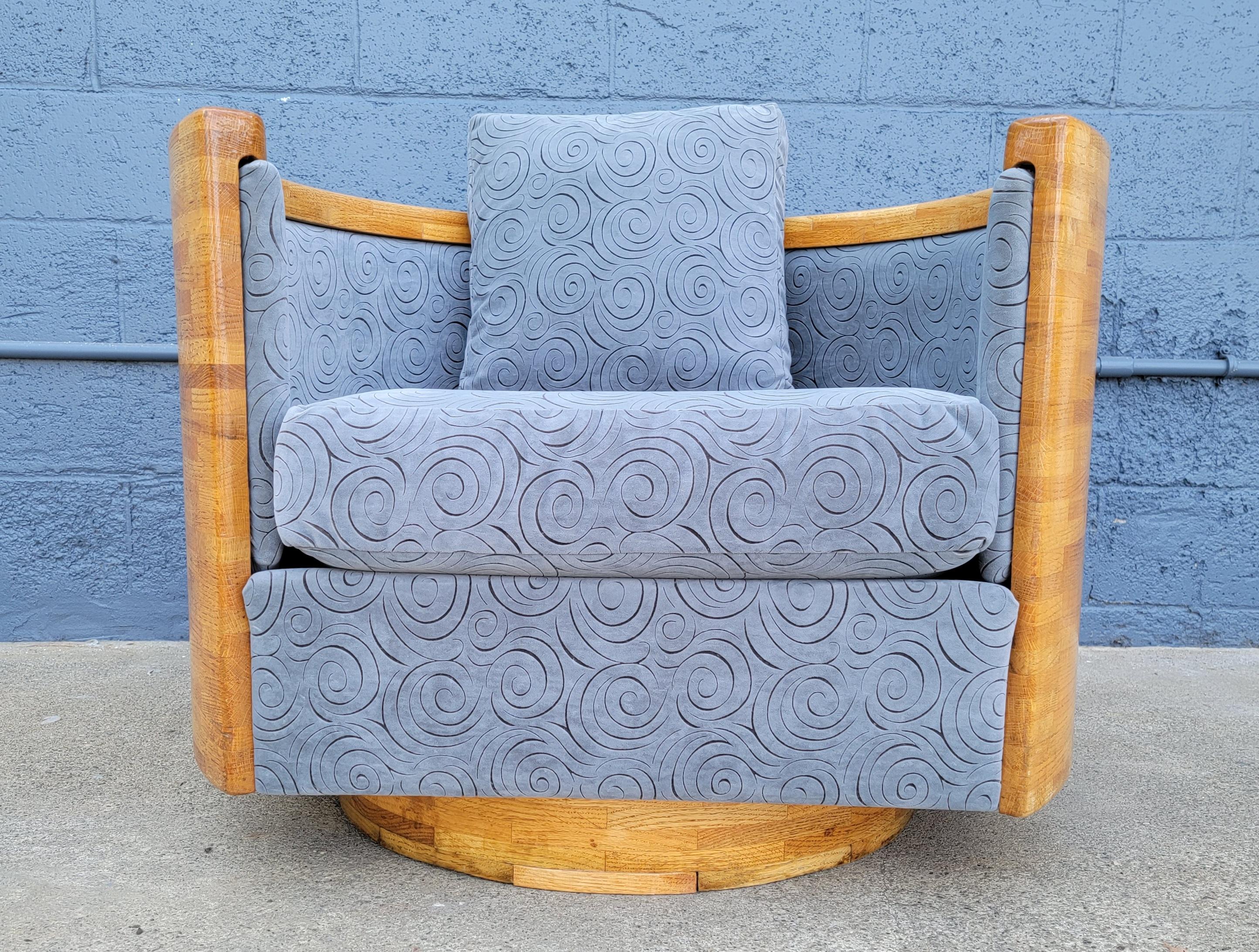 Barrel Swivel Lounge Chair In Good Condition In Fulton, CA