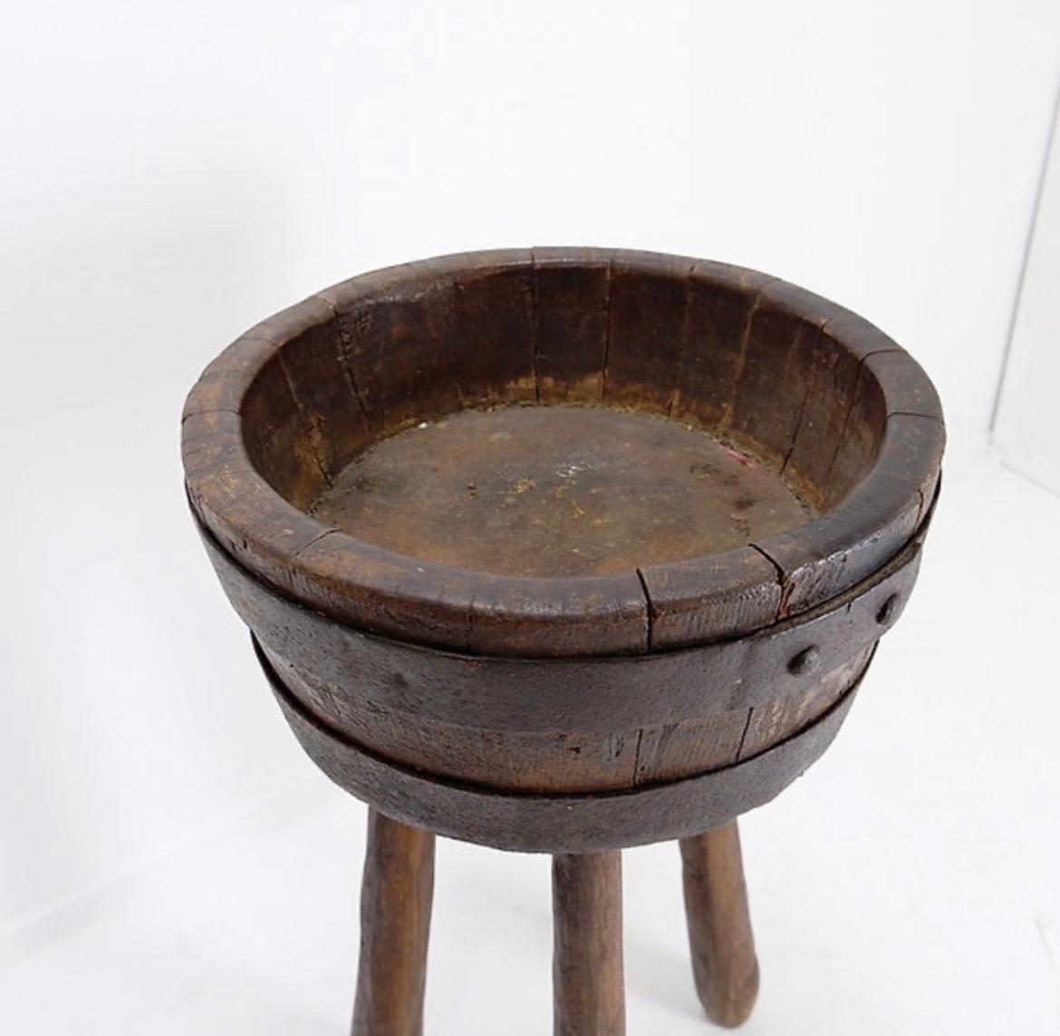 Tavolino o fioriera a treppiede Barrel - Brutalista

Usura coerente con l'età e l'uso

Brutalista - Decorazione naturale - Vintage
Misure: Ø 43cm H. 78cm 
Materiale : Wood - ferro 