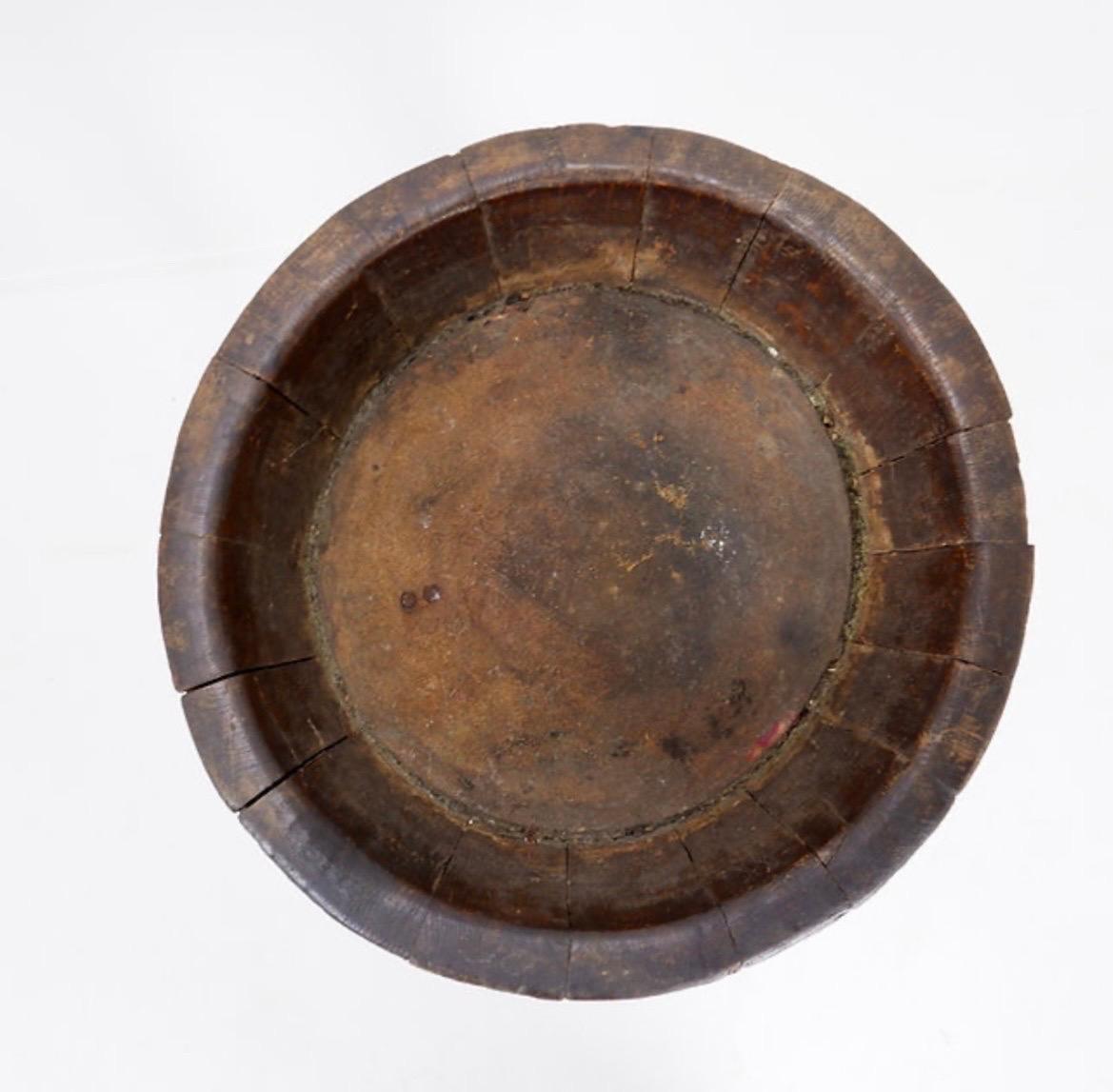 Metà XX secolo Tavolino o fioriera a treppiede Barrel - Brutalista in vendita