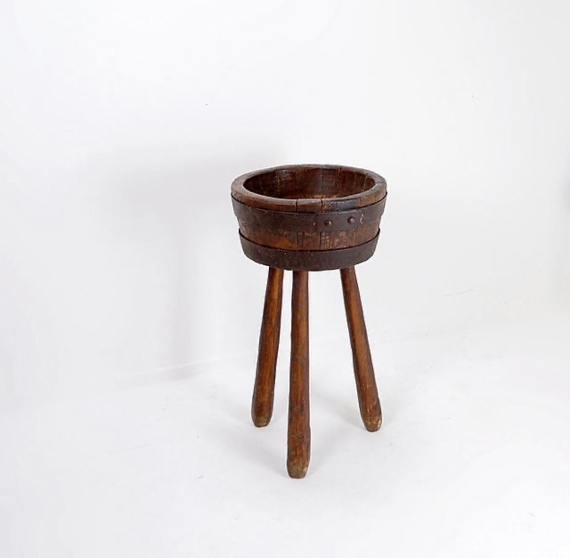 Legno massiccio Tavolino o fioriera a treppiede Barrel - Brutalista in vendita