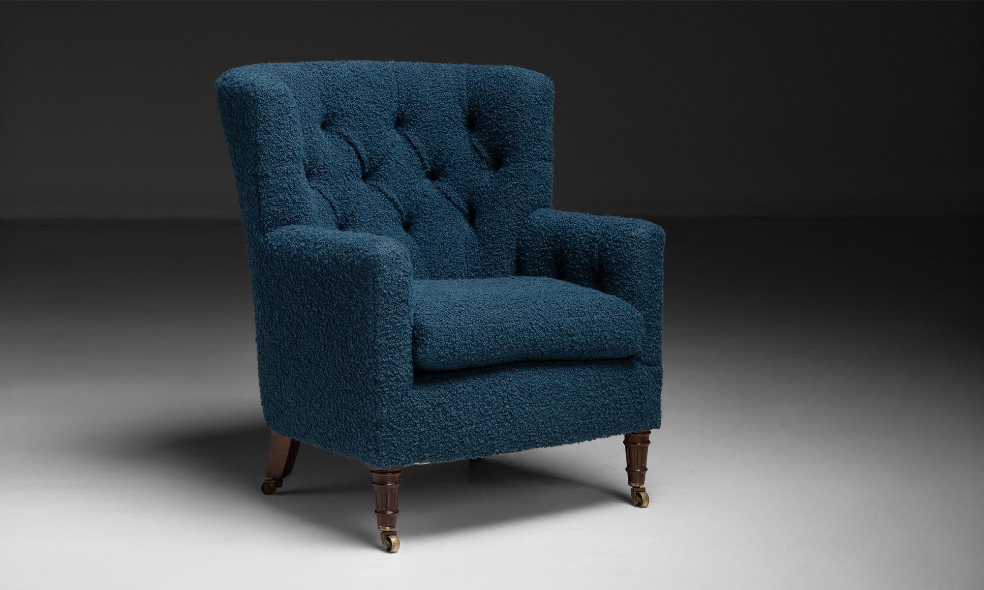 Inghilterra, 1920
Su gambe in mogano con rotelle originali in ottone, rivestimento nuovo in boucle Pierre Frey.
29 